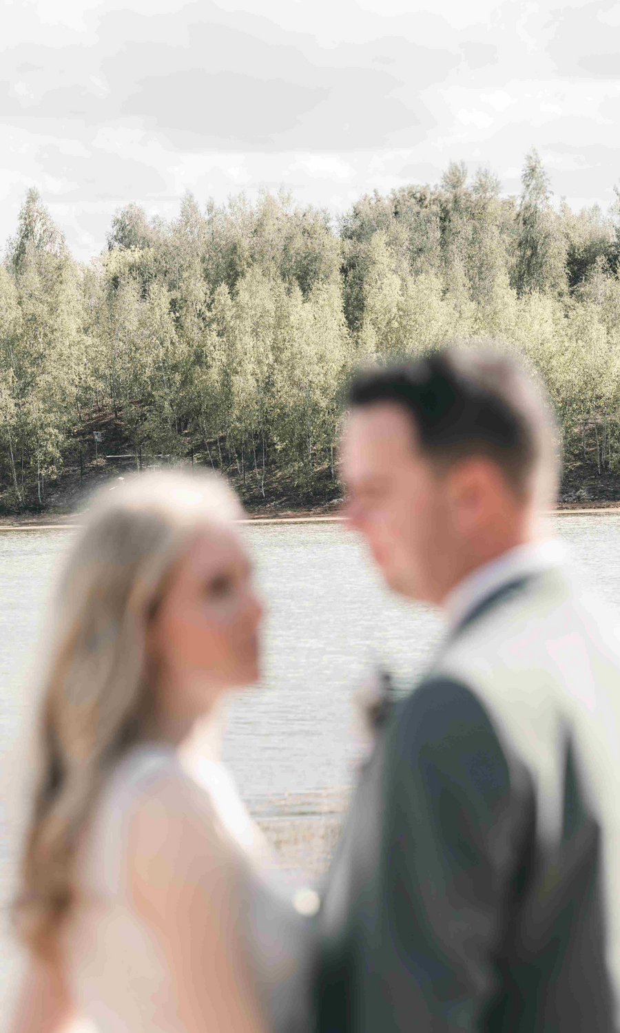 Hochzeit am Störmthaler See bei Leipzig im Leipziger Neuseenland, Brautpaarshooting am See mit schönem warmen und weichem Licht