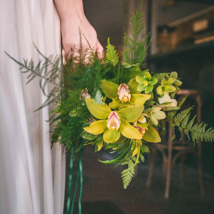 Brautstrauß für eine urban greenery wedding in Leipzig bestehend aus Farnen und grünen Orchideen