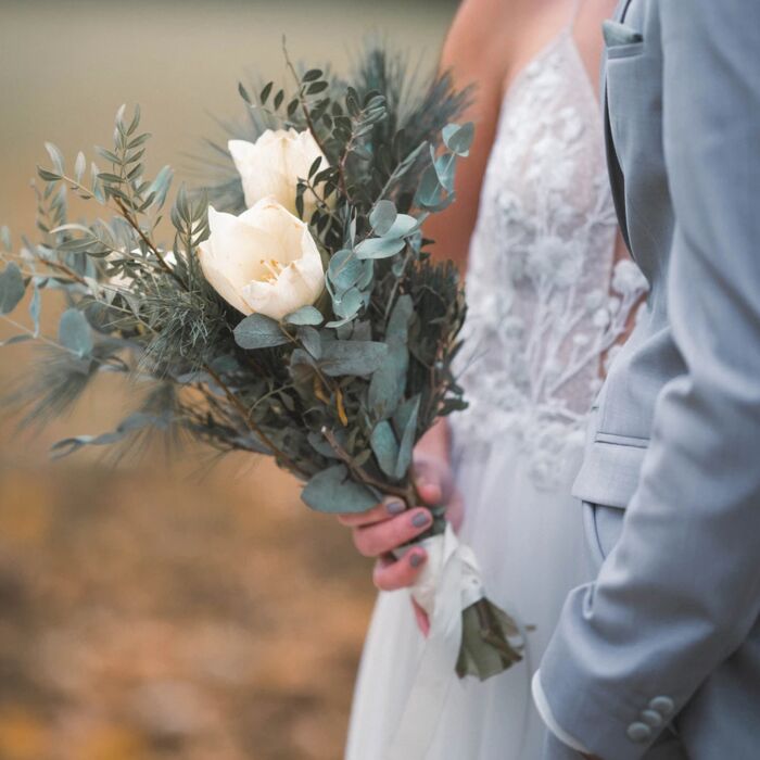 Brautstrauß aus weißen Tulpen, Tannenzweigen und Eukalyptus