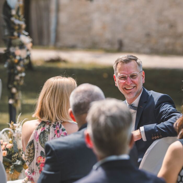 Gäste kurz vor der standesamtlichen Trauung im Schlosshotel Schkopau