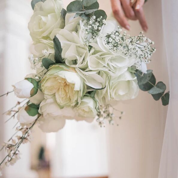 Brautstrauß bestehend aus weißen Rosen, Schleierkraut und Eukalyptus