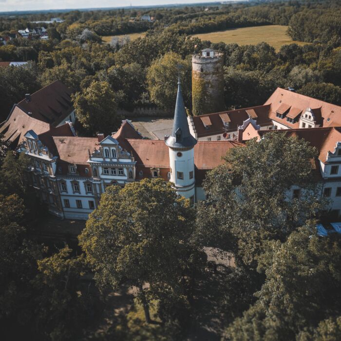 Drohnenaufnahme des Schlosshotels in Schkopau bei Leipzig