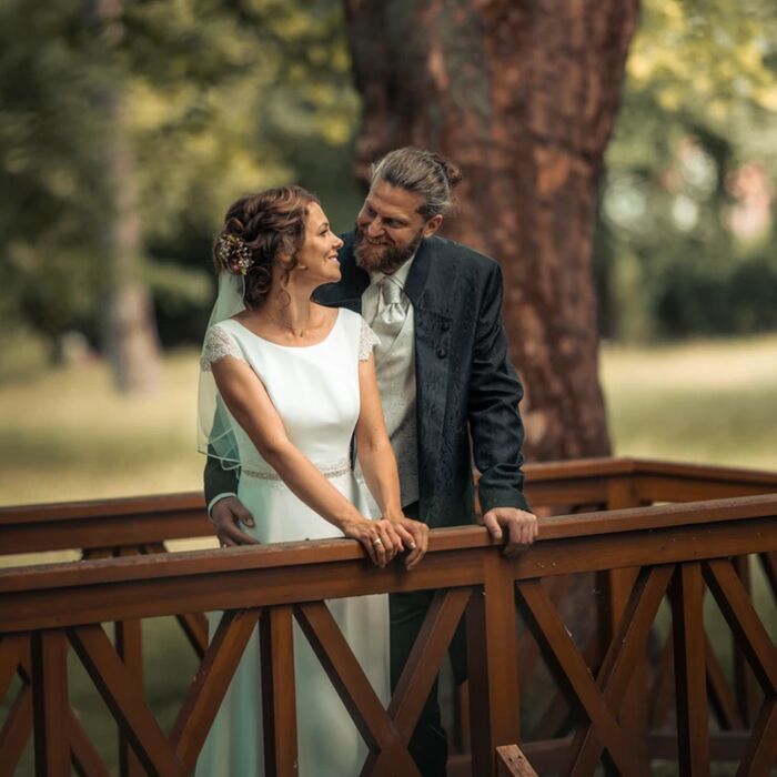 glückliches Brautpaar auf einer Brücke im Kurpark in Bad Lauchstädt