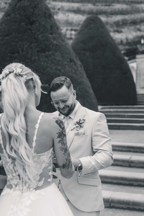 Emotionale Reaktion des Bräutigams beim First Look – authentische Hochzeitsreportage Sachsen