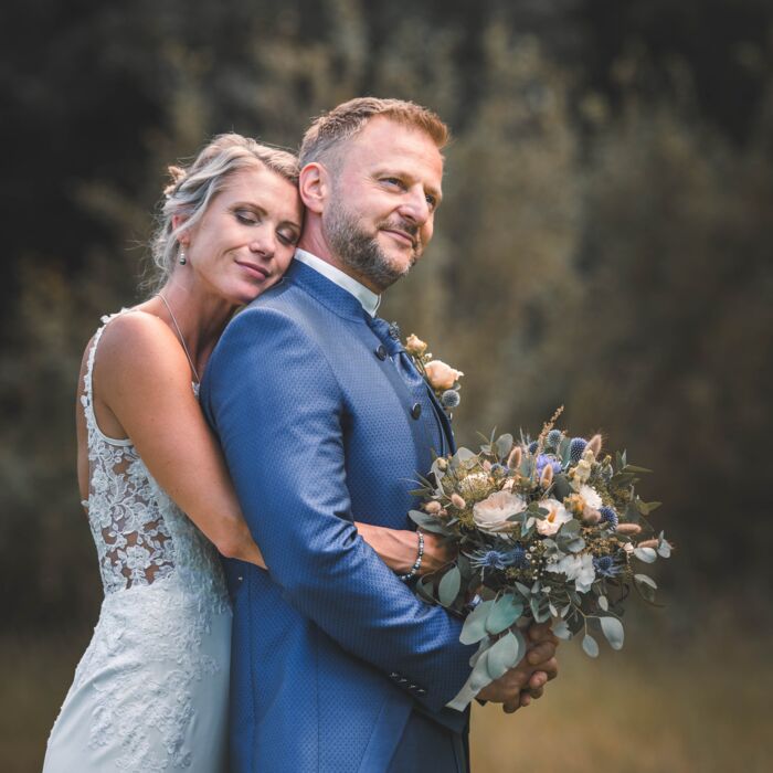 Brautpaar im Park auf der Hochzeit im Schloss Schkopau