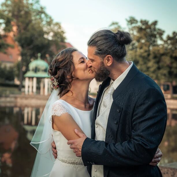 küssendes Brautpaar im Kurpark in Bad Lauchstädt vor dem Pavillon