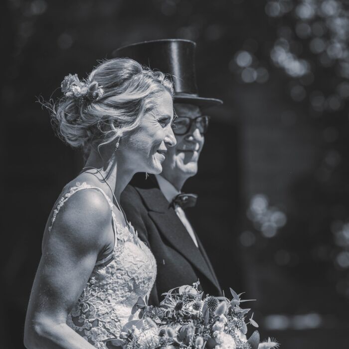 Braut und Brautvater schreiten auf Bräutigam zu während der Hochzeit im Schlosshotel Schkopau