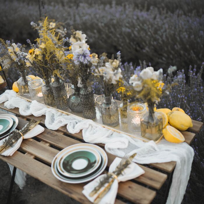 Tischsetting Elopement im Lavendelfeld mit vintage Tischservice, Zitronen, Landelfarbenenden, weißen und gelben Blumen