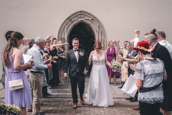 Brautpaar wird nach der Trauung mit Konfetti empfangen – emotionale Hochzeitsreportage in Pirna