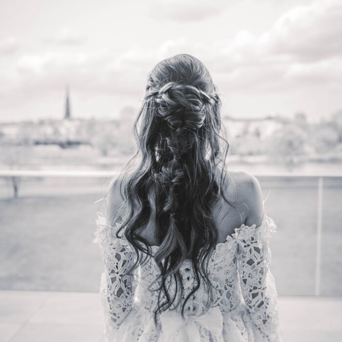 Braut blickt in die Ferne auf das Elbufer in Dresden