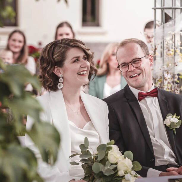 glückliches Brautpaar während der Standesamtlichen Trauung in Zwenkau - Sachsen