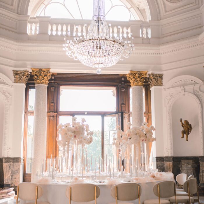 Empfangsbereich der Stella Rheni in Bonn dekoriert für eine klassische Hochzeit mit weißen Blüten und goldenen Details