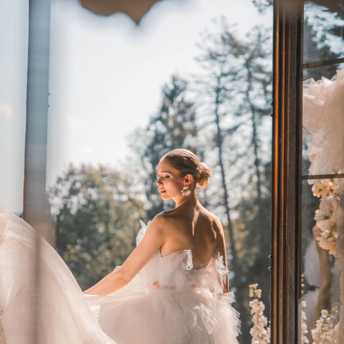 Braut blickt in die ferne während eines After Wedding Shootings mit Toscana-Flair