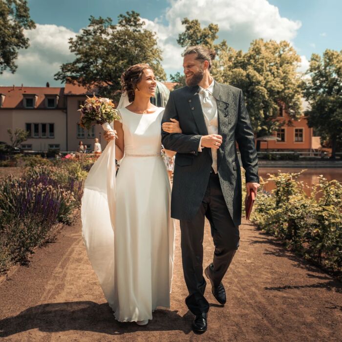 Brautpaar nach ihrer standesamtlichen Trauung im Kurpark Bad Lauchstädt