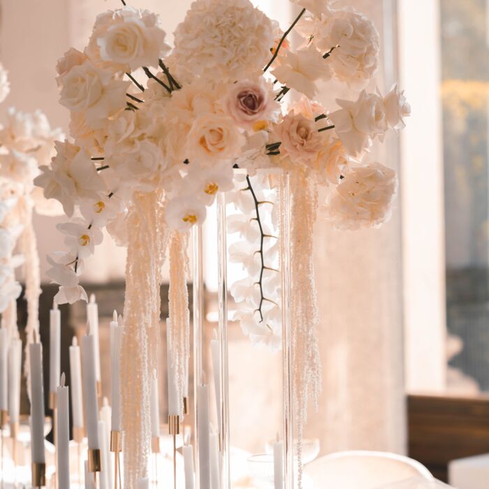 wundervolle Floristik für eine Hochzeit in dr Stella Rheni in Bonn bestehend aus weißen, beigen und rosafarbenen Rosen, weißen Orchideen sowie Hyazinthen
