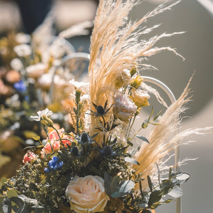 sommerliches Blumengesteck an Hirtenstäben für eine Hochzeit im Schlosshotel Schkopau