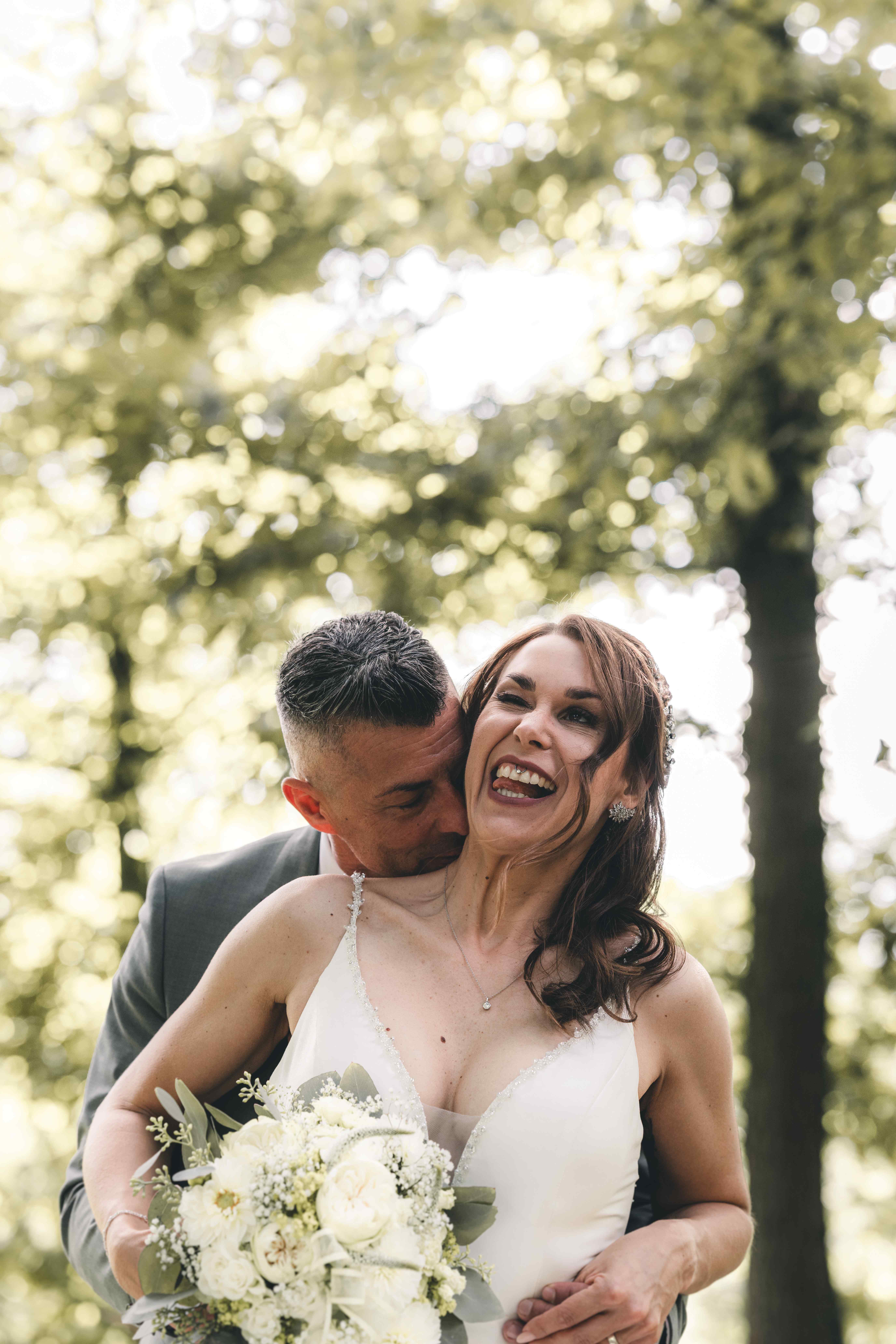 Authentischer Moment beim Brautpaarshooting im Wald nach freier Trauung nahe Schiffsmühle Grimma – Hochzeitsfotografin aus Leipzig