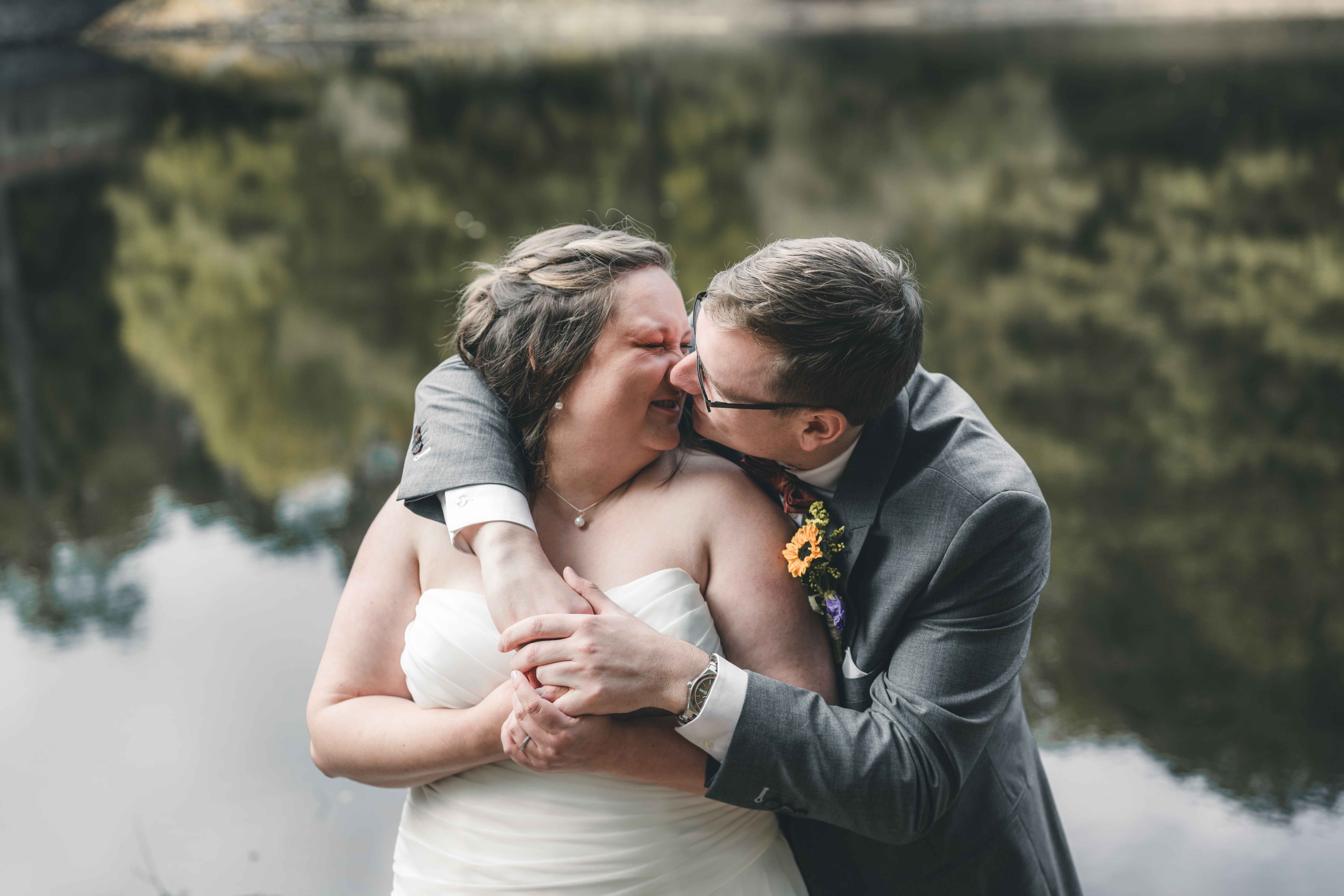 Hochzeitsreportage einer standesamtlichen Trauung in Radebeul bei Dresden mit Brautpaar während des brautpaarshootings am See in der Nähe von Radebeul