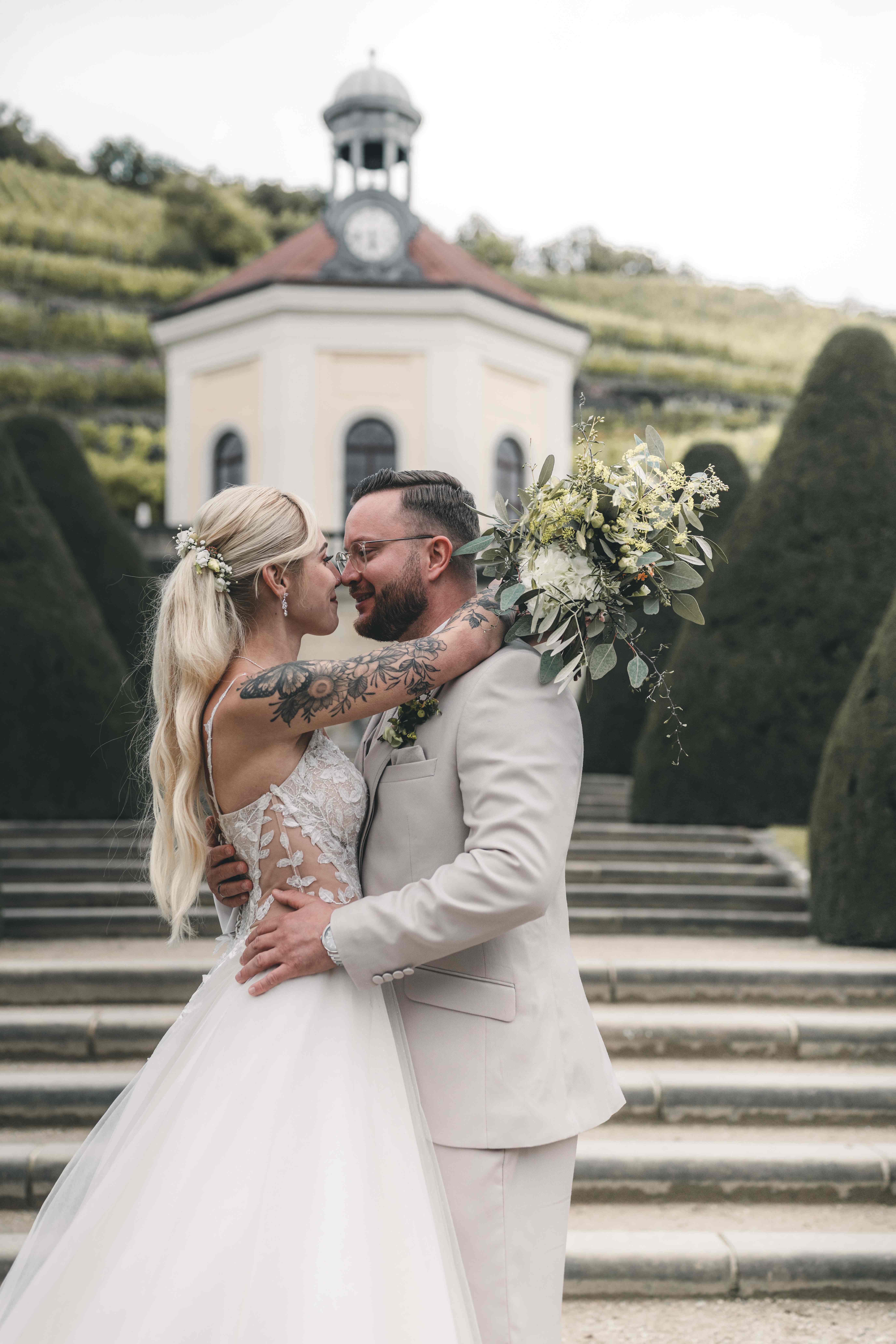 Brautpaar auf den berühmten Treppen von Schloss Wackerbarth nach standesamtlicher Trauung in Radebeul – elegante Hochzeitsreportage in Sachsen
