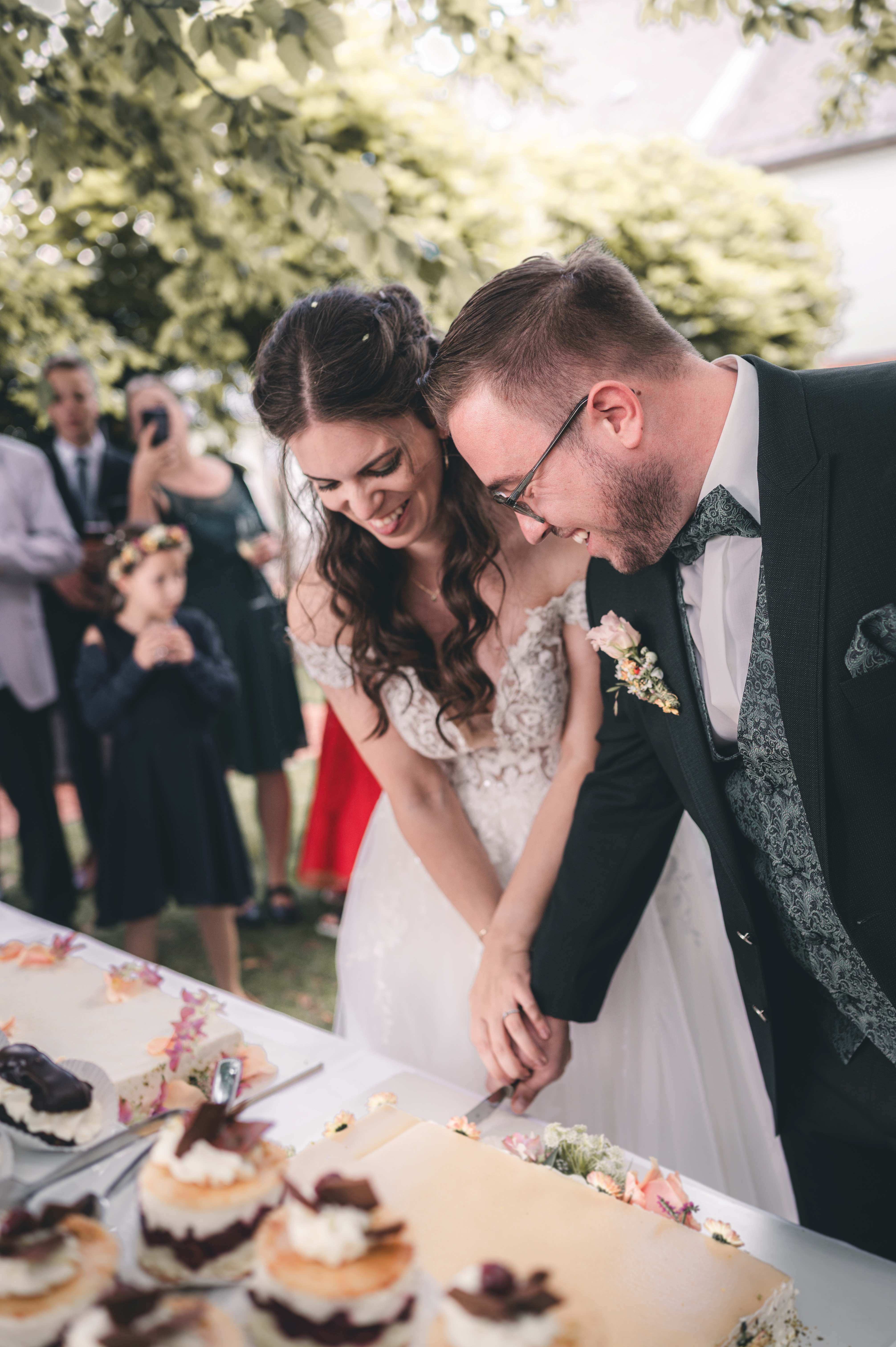 glückliches Brautpaar während der Hochzeitsreportage seiner kirchlichen trauung in Leisnig zwischen Leipzig und Dresden, hochzeitsfotografin für lebendige und zeitlose Hcohzeitsfotos