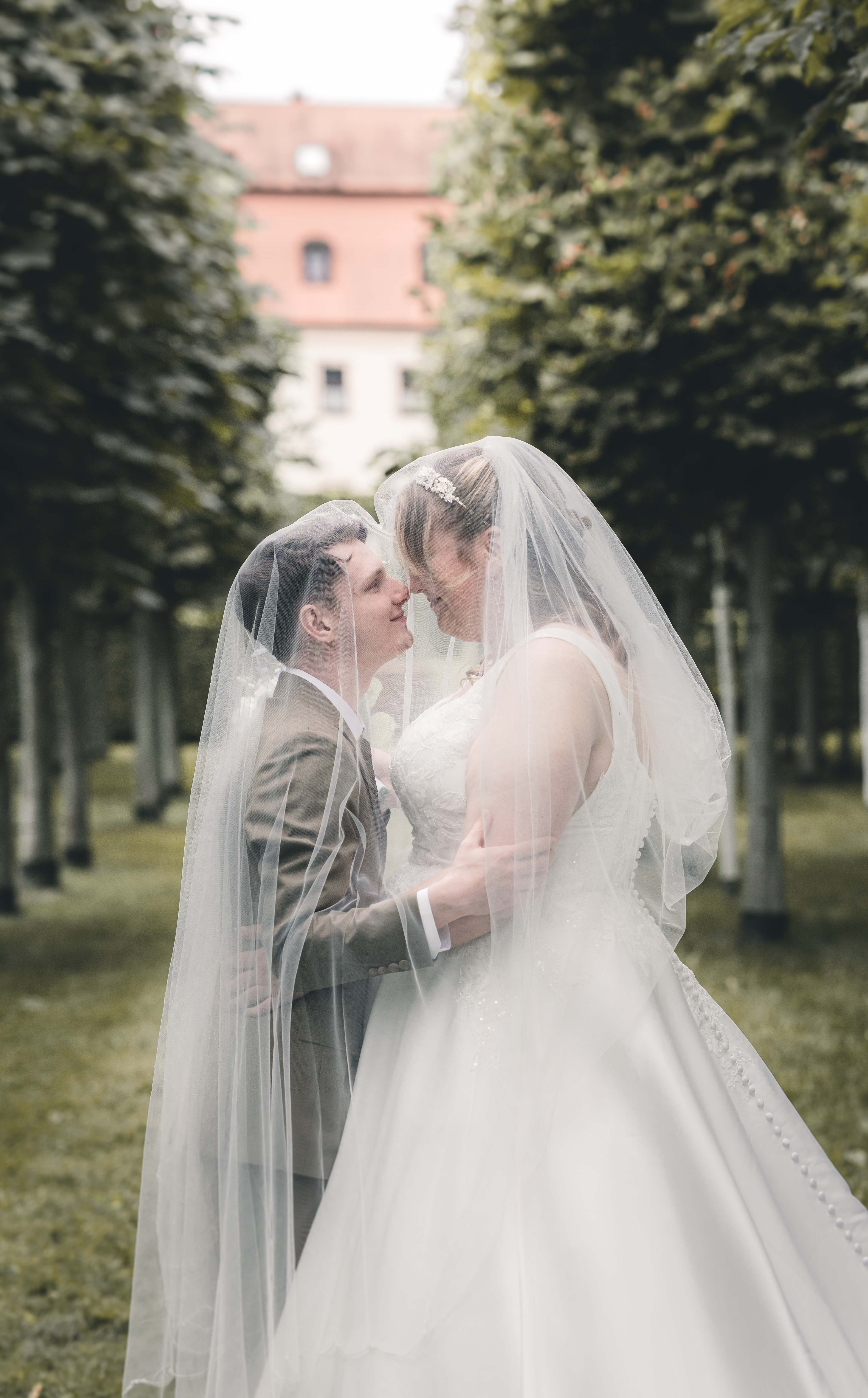 Hochzeitsreportage einer standesamtlichen Trauung im Schloss Lichtenwalde, Brautpaar unter dem Schleier, Hochzeitsfotograf für Sachsen, Sachsen-Anhalt, Thüringen, Berlin aus Leipzig