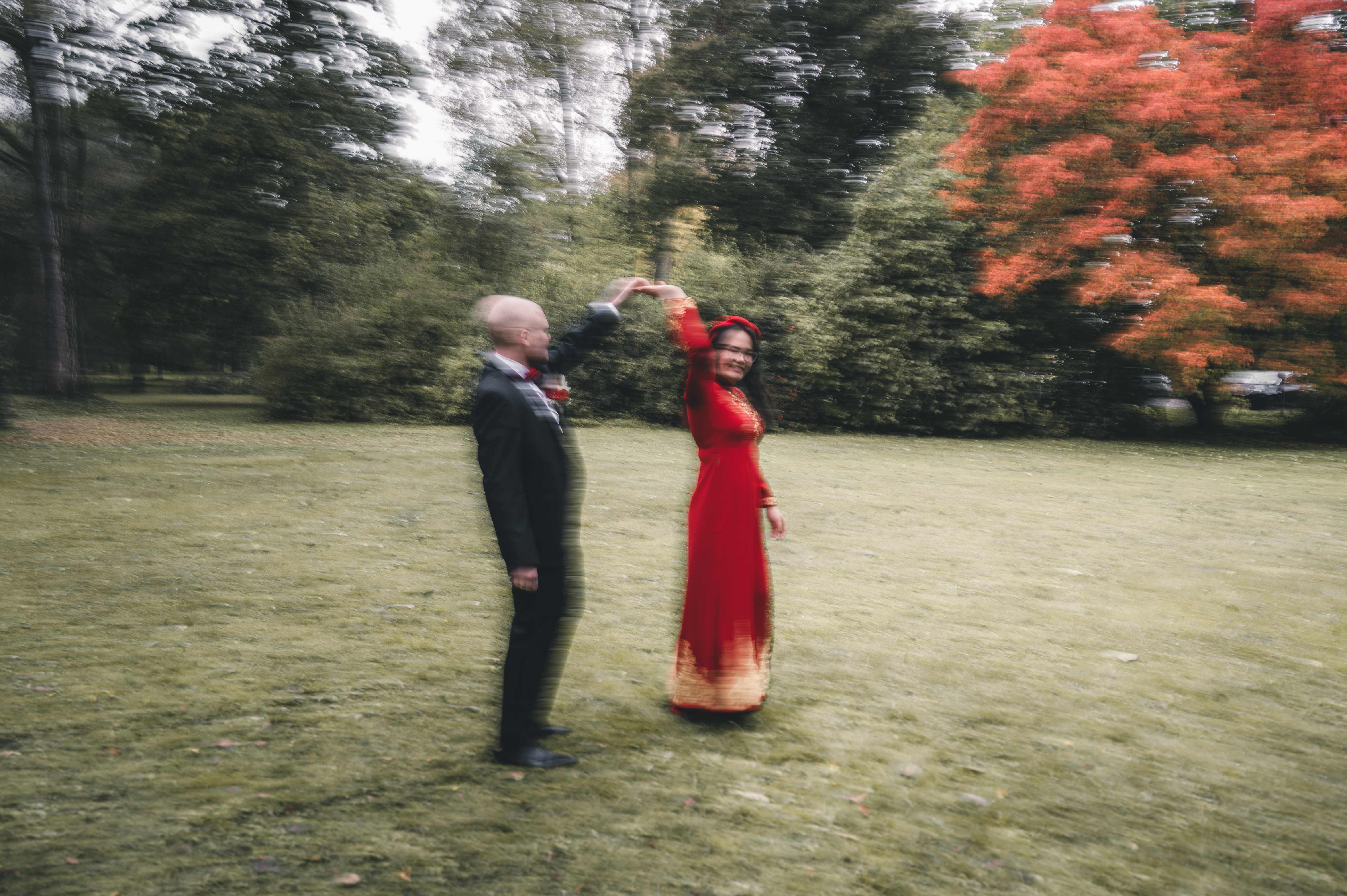 Hochzeitsreportage einer standesamtlichen Trauung auf Wasserschloss Klaffenbach bei Chemnitz, Brautpaar während des Brautpaarshootings im Park, Luxushochzeitsfotograf, vietnamesiche Braut mit traditionellem Kleid
