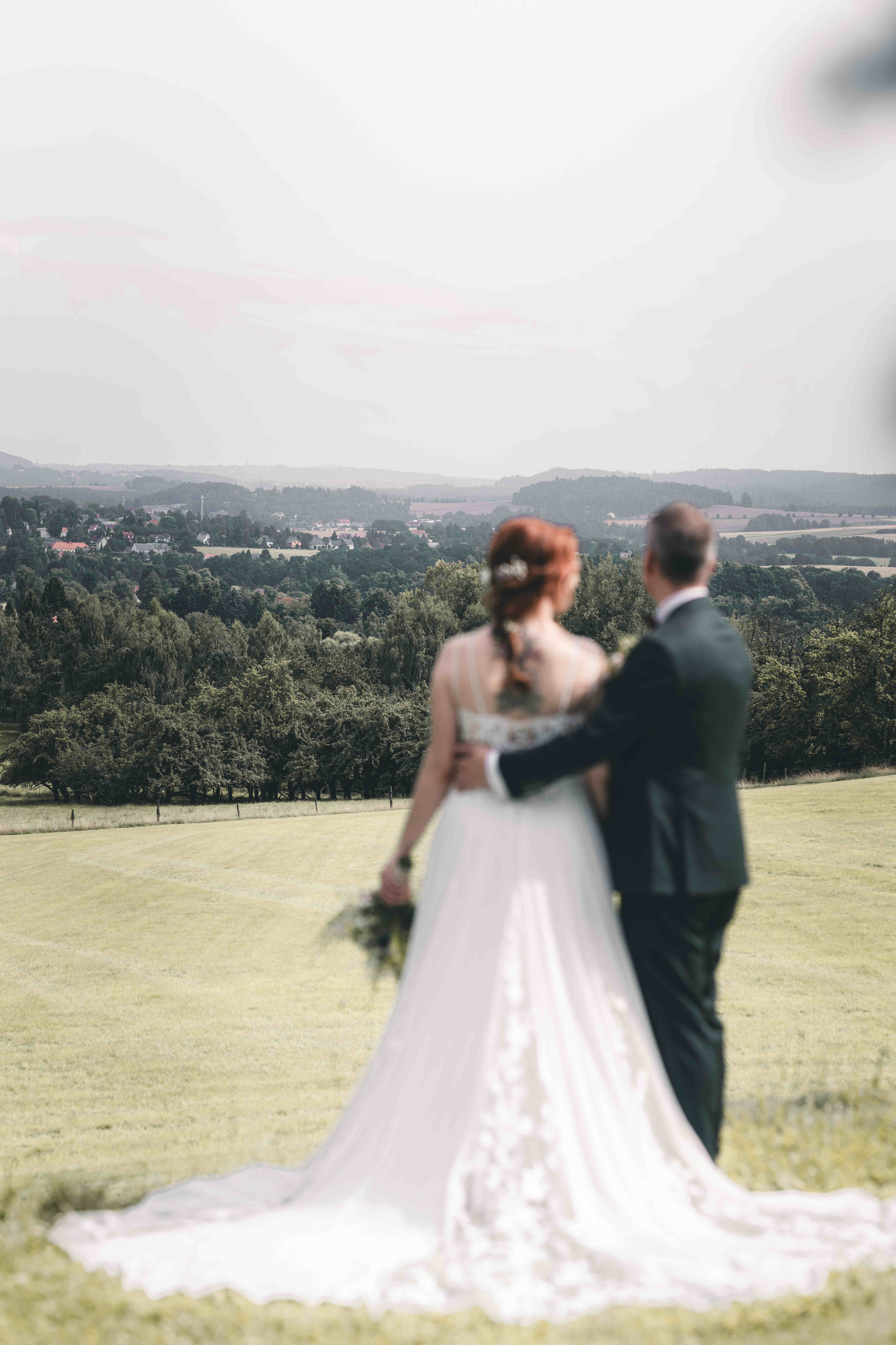 Hochzeitsreportage einer standesamtlichen Trauung in der Oberlausitz mit Blick auf die Berge, Hochzeitsfotografin aus Leipzig für Chemnitz, Dresden, Zwickau, naumburg, Halle, Berlin, Deutschland und Europa