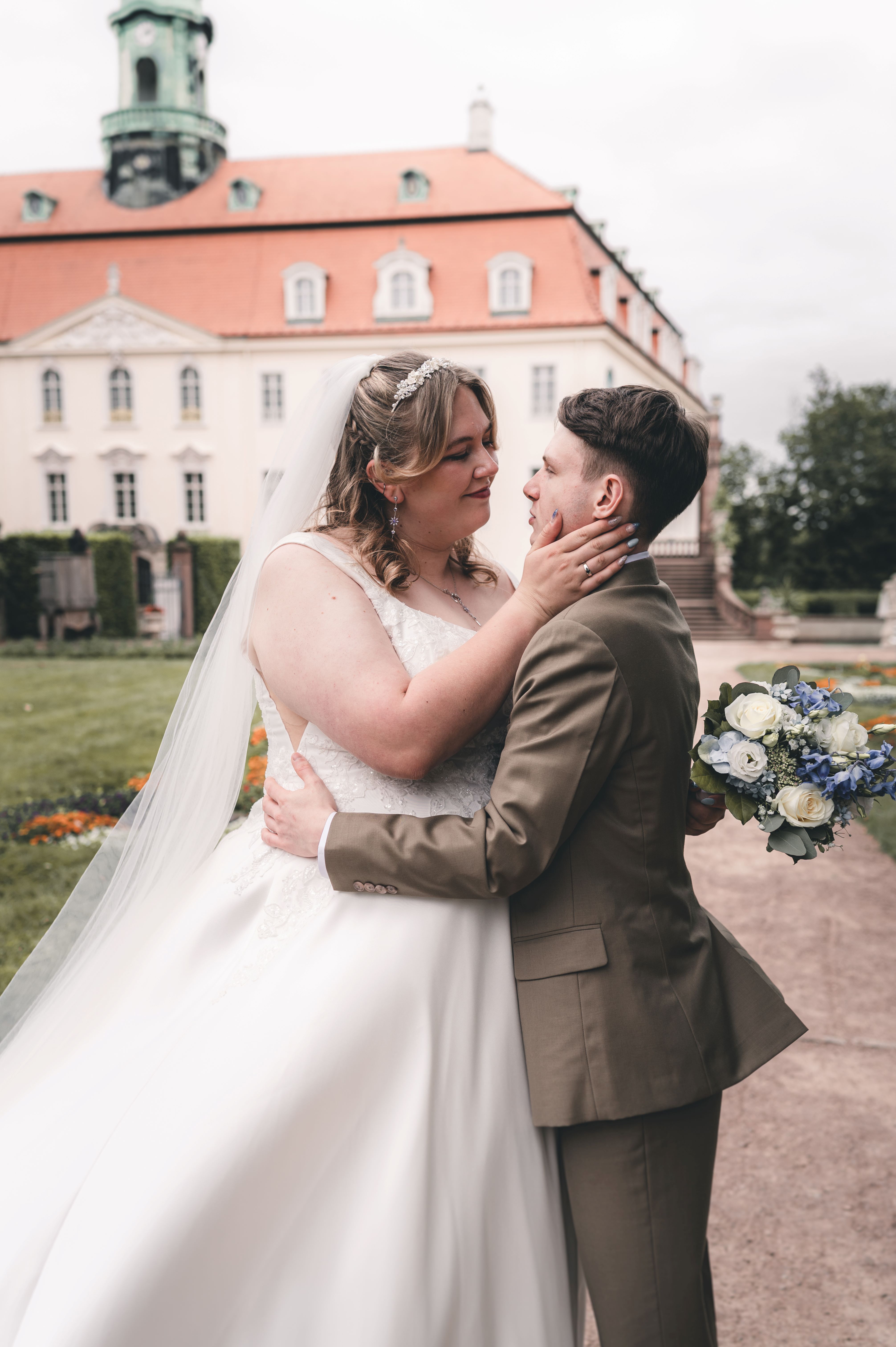 Hochzeitsreportage einer standesamtlichen trauung auf Schloss Lichtenwalde, Hochzeitsfotografin aus Leipzig für einzigartige und lebendige Hochzeitsfotos, Hochzeitsfotografin für Sachsen, Sachsen-Anhalt, Thüringen, Berlin, Potsdam, Deutschland, und Europa