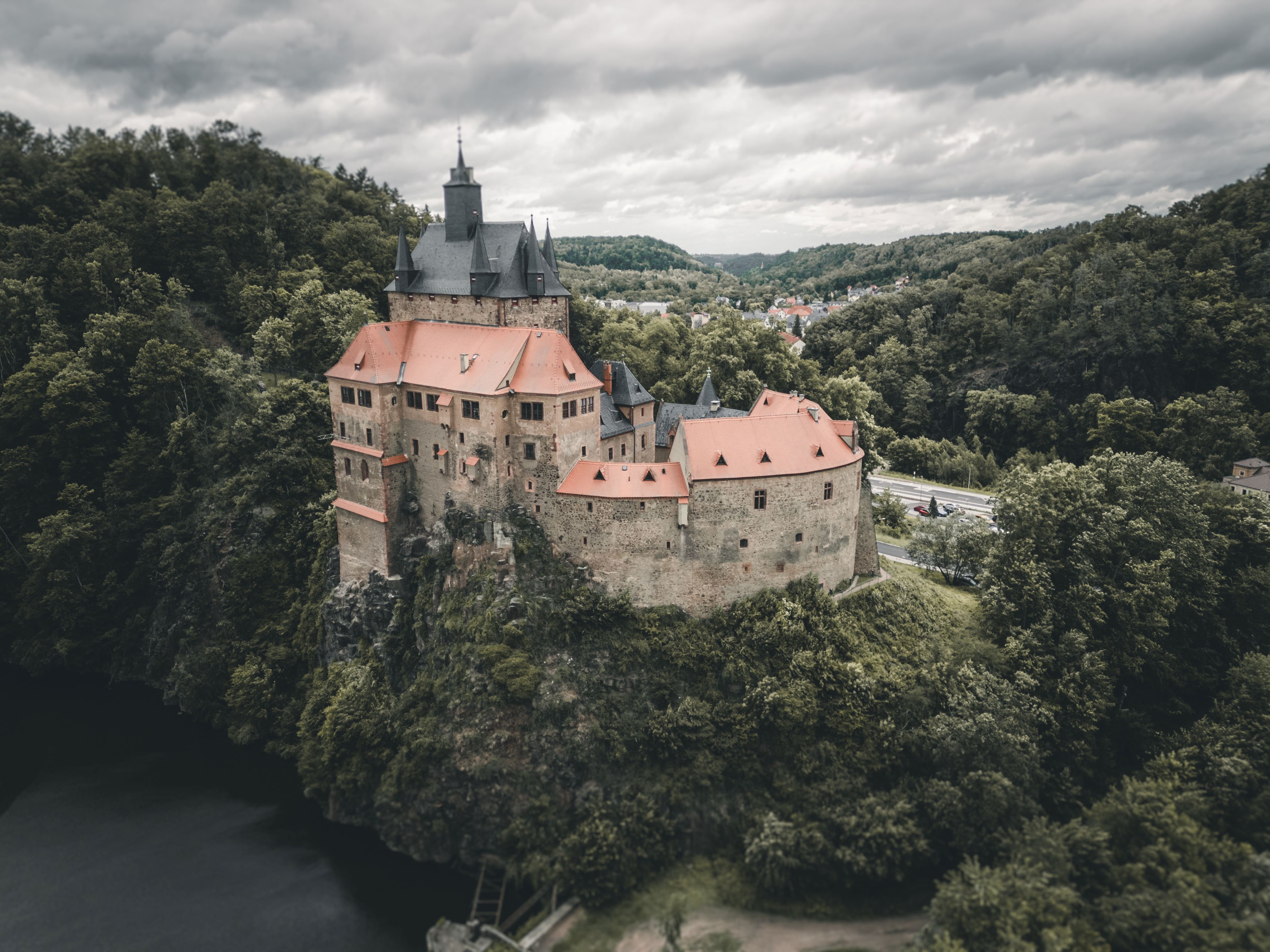 Hochzeitsreportage auf Burg Kriebstein zwischen Chemnitz, Dresden und Leipzig, Drohnenfoto von der Burg