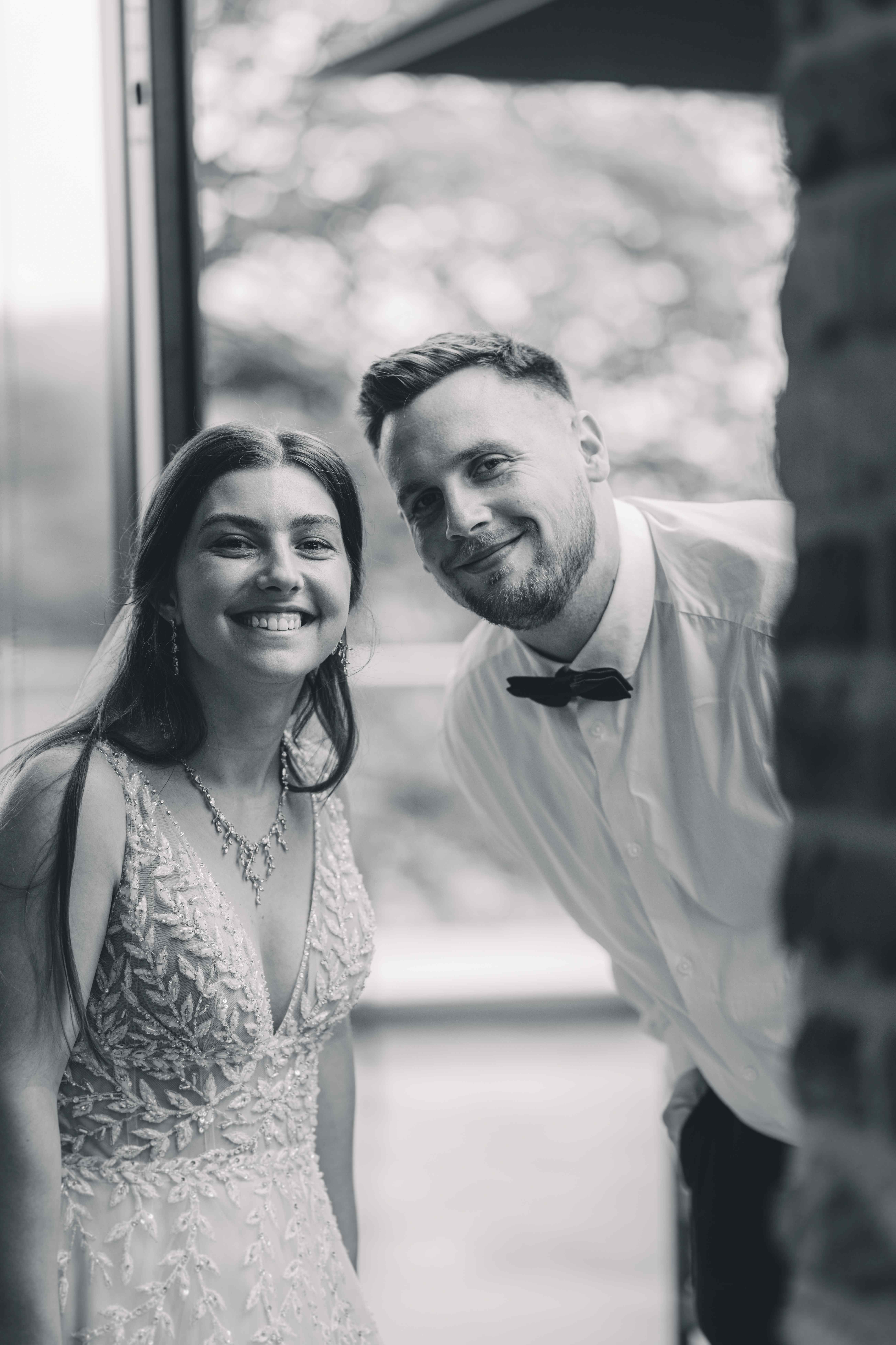 Schwarzweiß Momentaufnahme der Braut mit einem guten Freund während der Hochzeitsparty in der Pfeffermühle am Möhnesee