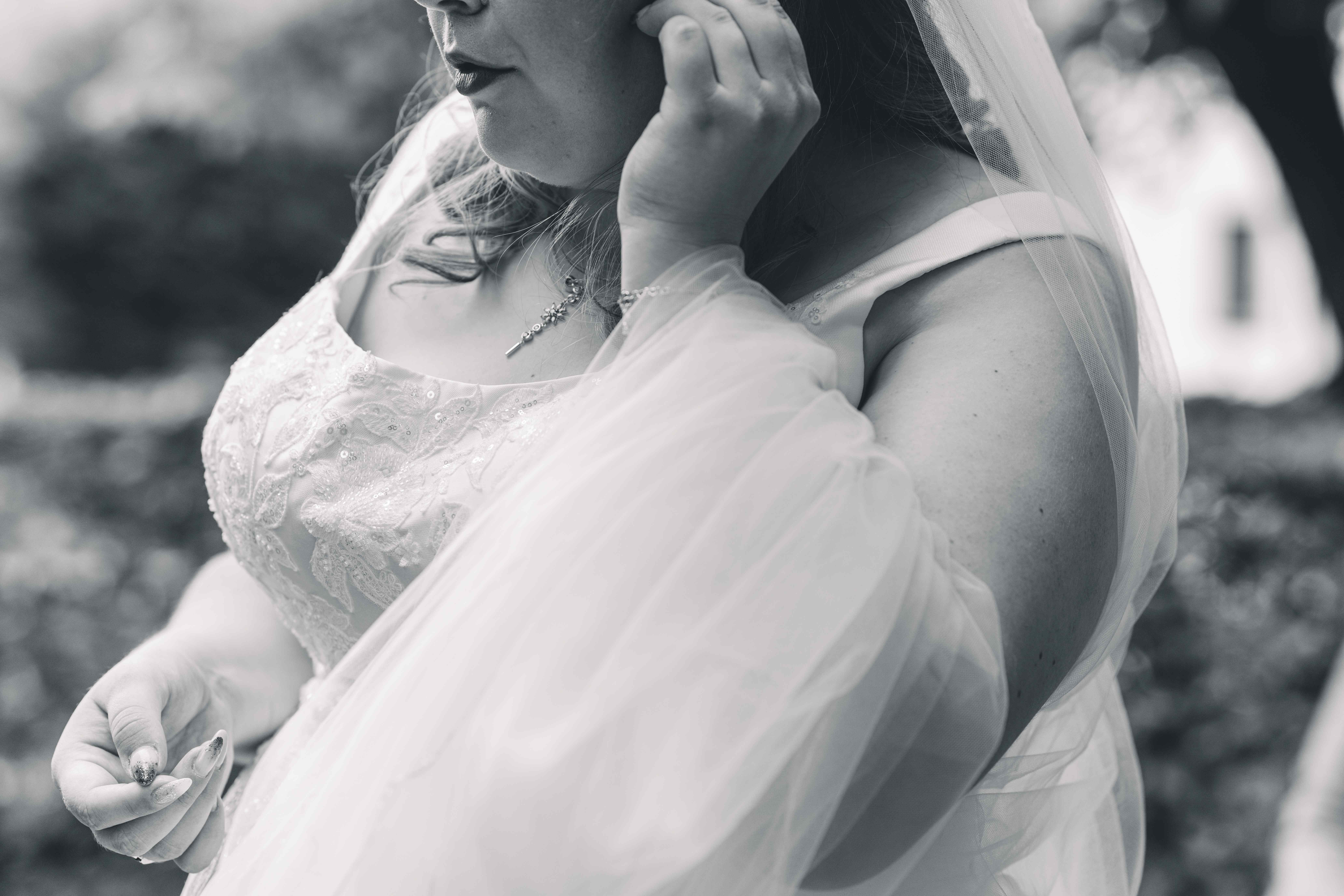 Elegantes Detail der Braut nach standesamtlicher Trauung auf Schloss Lichtenwalde – Hochzeitsreportage Sachsen