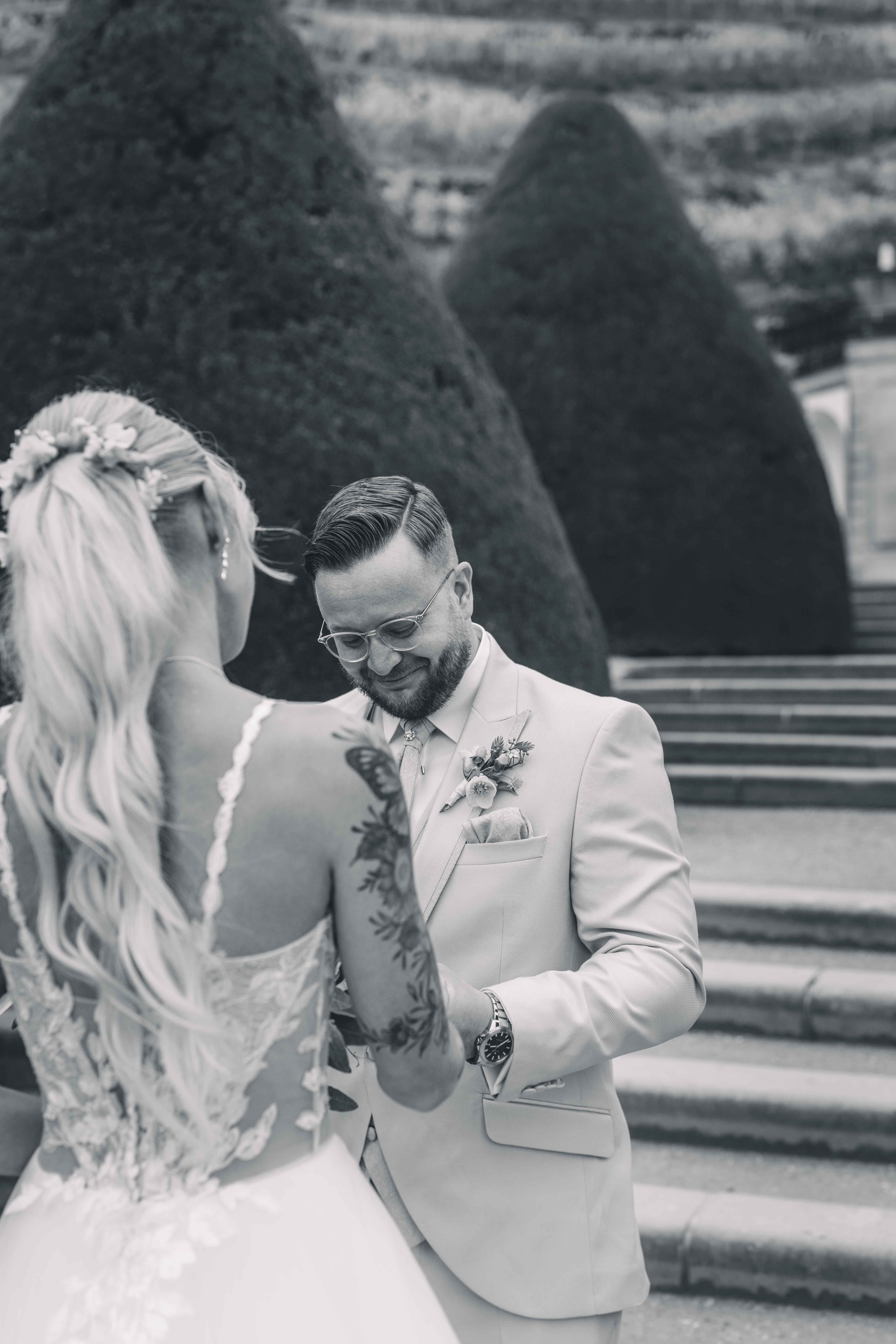 emotionaler First Look von Braut und Bräutigam vor der standesamtlichen Hochzeit auf den Treppen des Schloss Wackerbarth in Radebeul bei Dresden