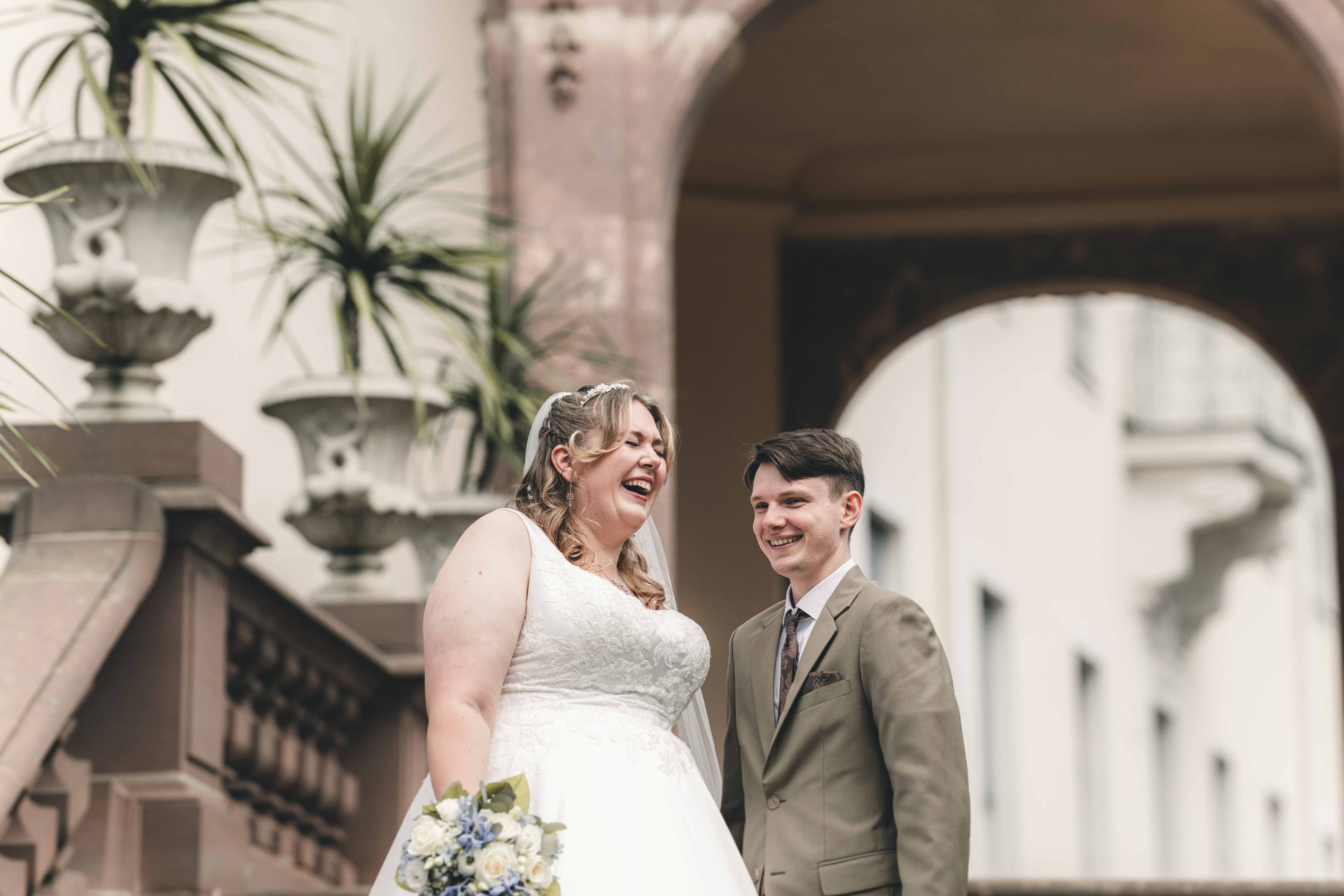 Hochzeitsreportage mit lachendem Brautpaar auf Schloss Lichtenwalde, standesamtliche Trauung, Hochzeitsfotografin aus Leipzig für Sachsen, Sachsen-Anhal, Thüringen, Potsdam, Berlin und Deutschland