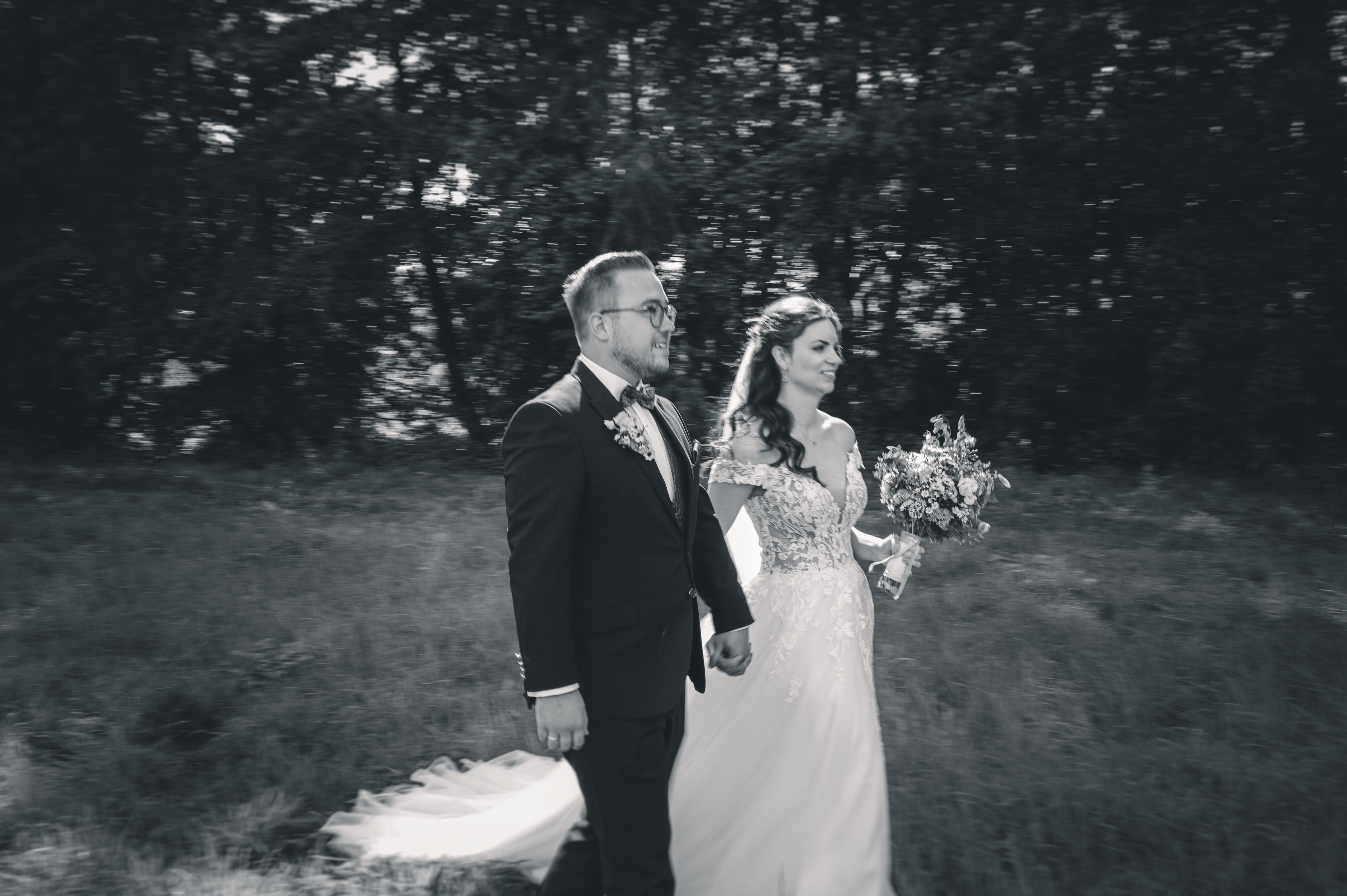 Hochzeitsreportage einer kirchlichen Trauung in Leisnig, zwischen Leipzig und Grimma, Brautpaarshooting auf einer Wiese, Hochzeitsfotograf aus Leipzig für Chemnitz, Dresden, Berlin, Potsdam, Halle, Erfurt, Deutschland und europa