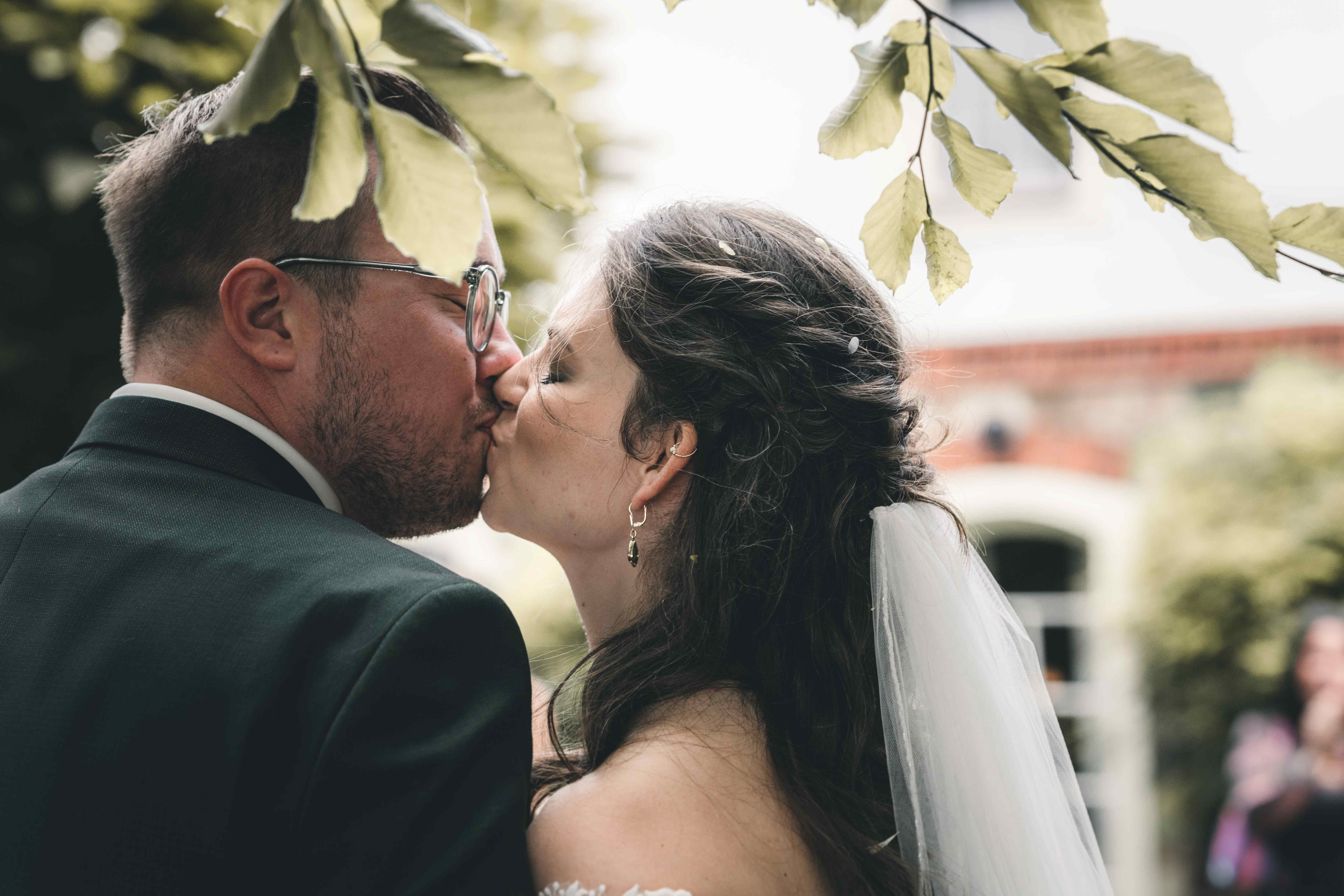 glückliches Brautpaar während der Hochzeitsreportage seiner kirchlichen trauung in Leisnig zwischen Leipzig und Dresden, hochzeitsfotografin für lebendige und zeitlose Hcohzeitsfotos