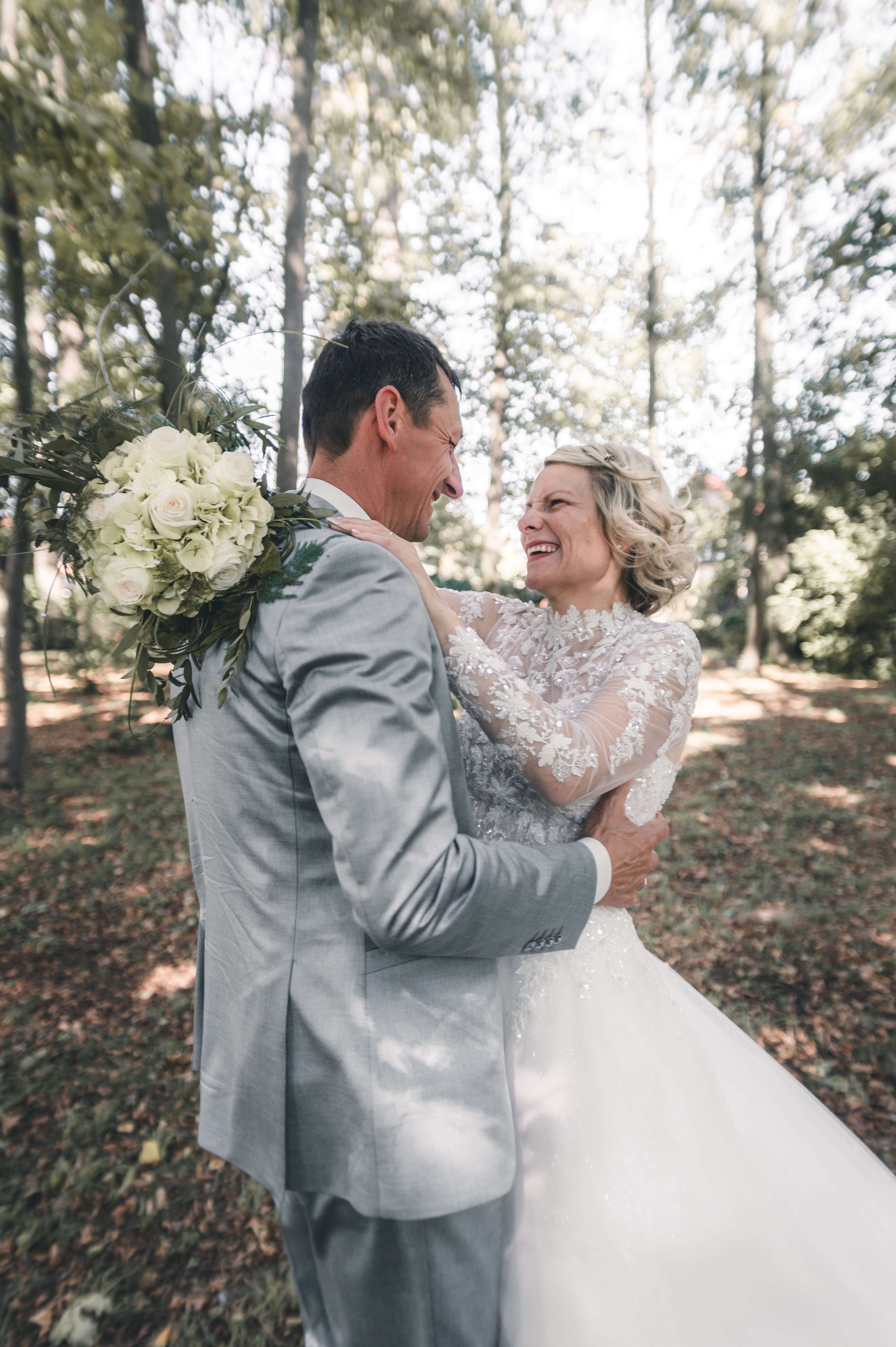 Hochzeitsreportage einer standesamtlichen Trauung in Fraureuth bei Chemnitz, lachendes Brautpaar, Hochzeitsfotografin aus Leipzig für Sachsen, Sachsen-Anhalt, Thüringen und Deutschland