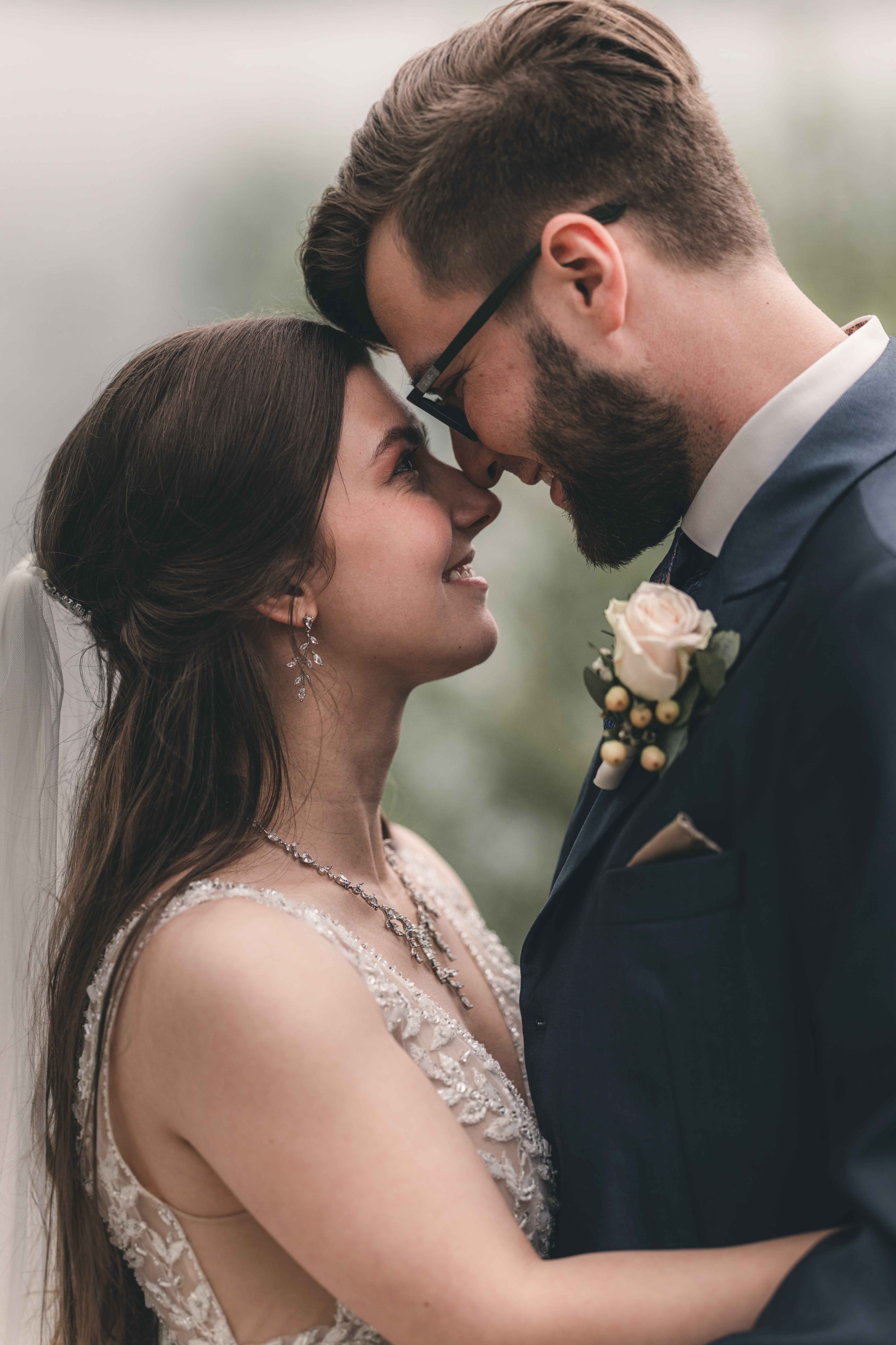 Hochzeitsreportage einer kirchlichen Hochzeit in Neheim am Möhnesee, Hochzeitsfotografin für Deutschland und europa