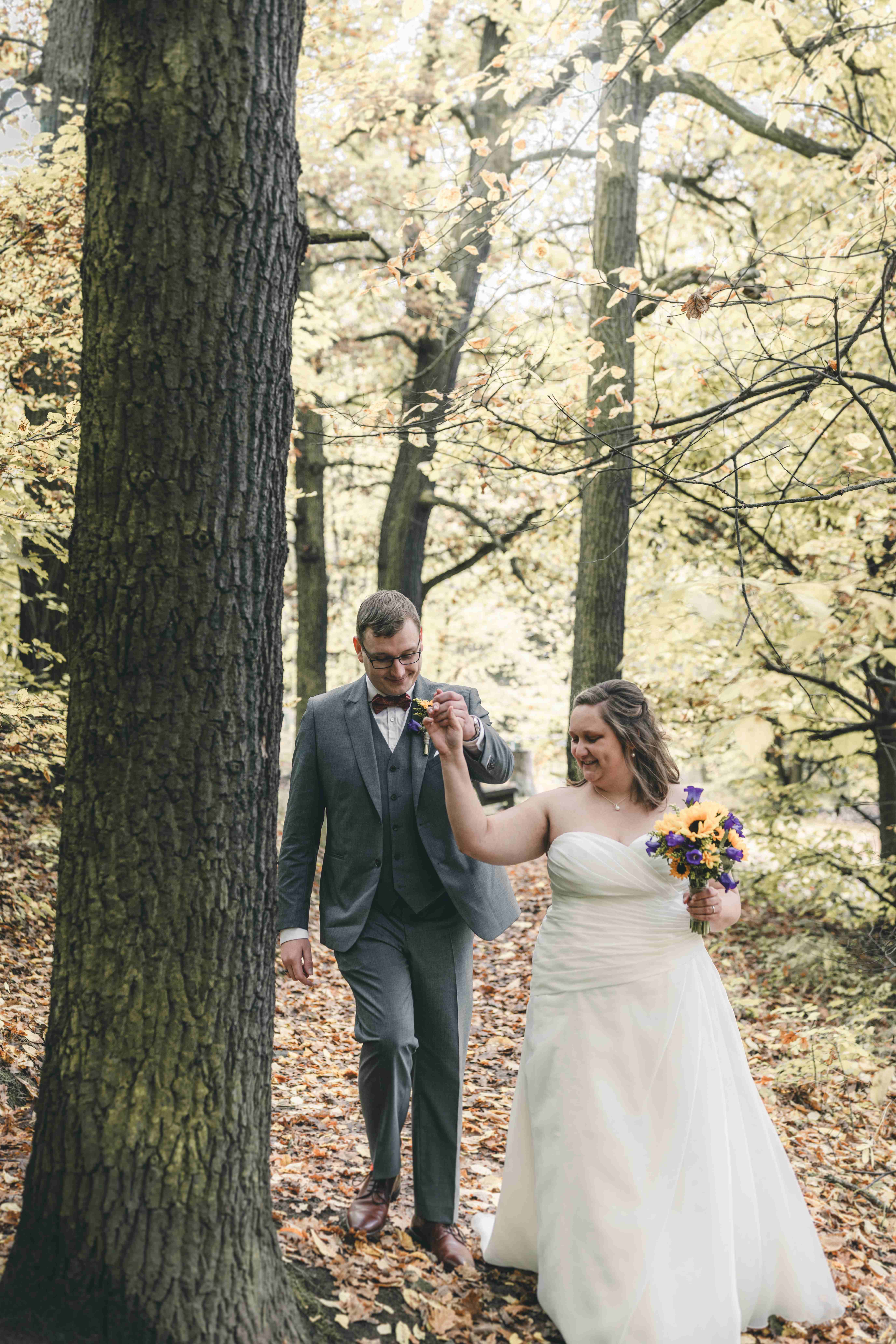 Hochzeitsreportage einer standesamtlichen Trauung in Radebeul bei Dresden mit Brautpaar während des brautpaarshootings am See in der Nähe von Radebeul, Begleitung vom Getting ready bis zur Party