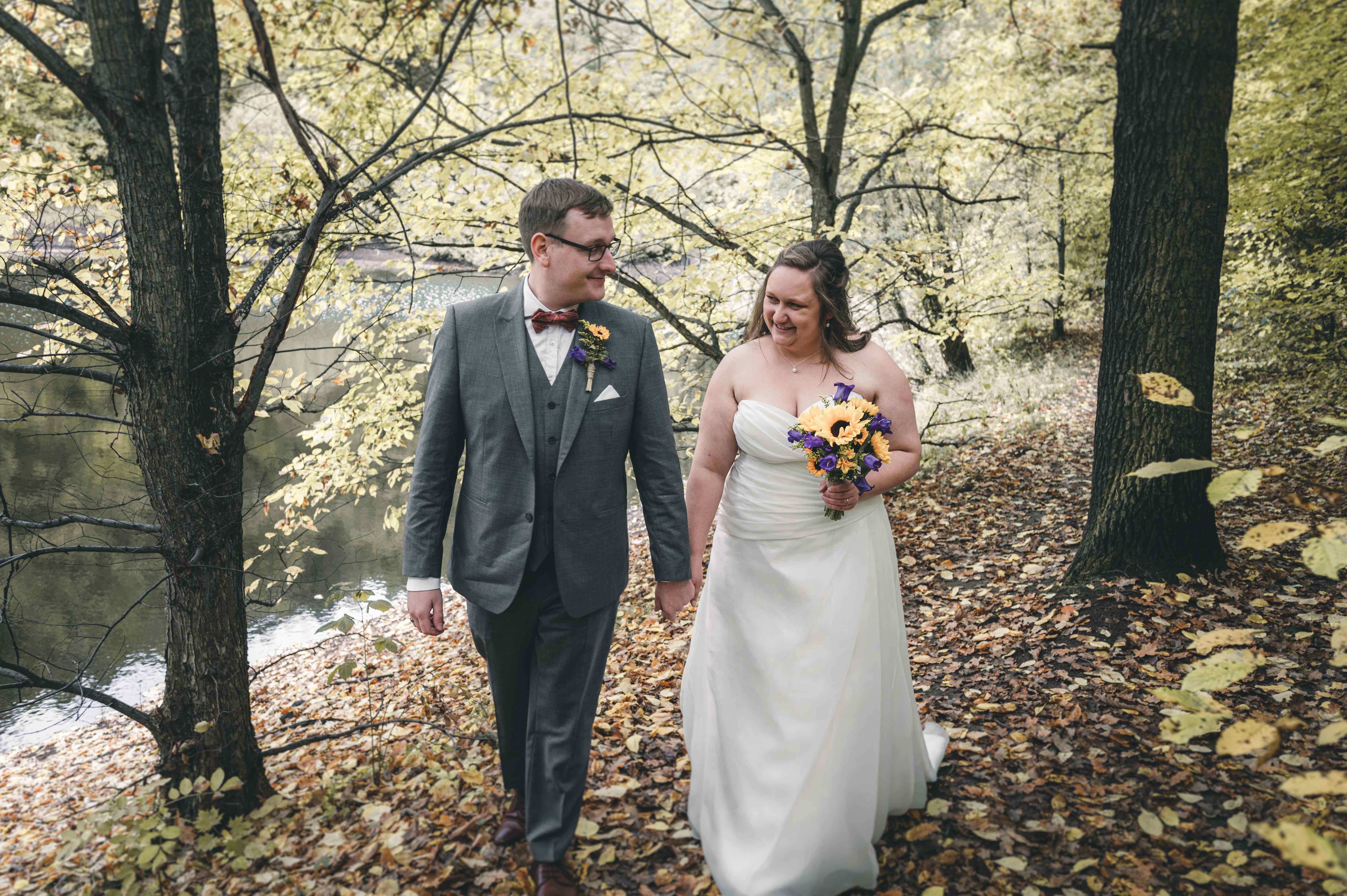 Romantisches Brautpaarshooting nach der standesamtlichen Trauung in Radebeul mit anschließender Feier in der Spitzgrundmühle