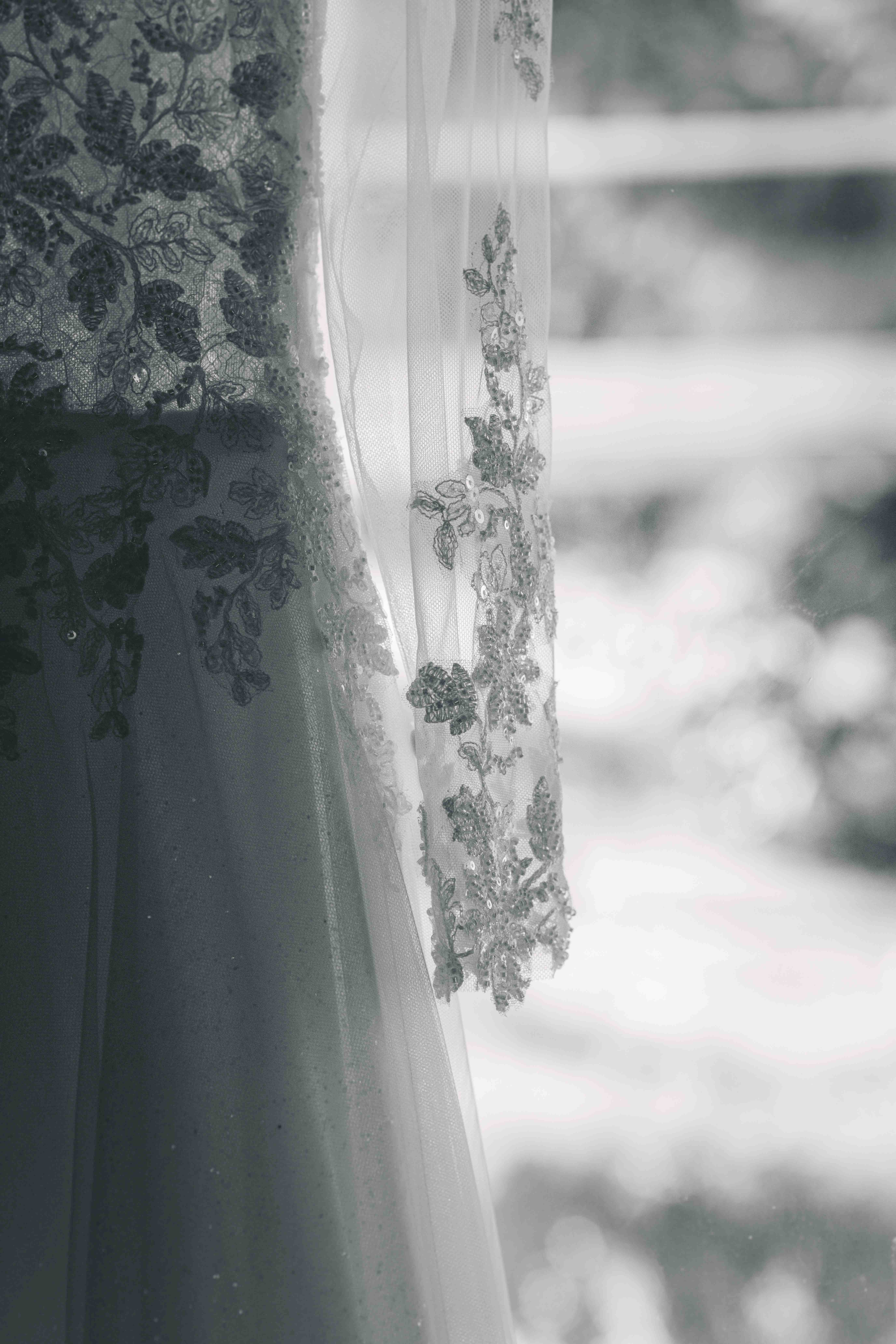 Detailaufnahme des Brautkleids beim Getting Ready vor der standesamtlichen Trauung in Fraureuth – Moment einer Ganztages-Hochzeitsreportage in Sachsen