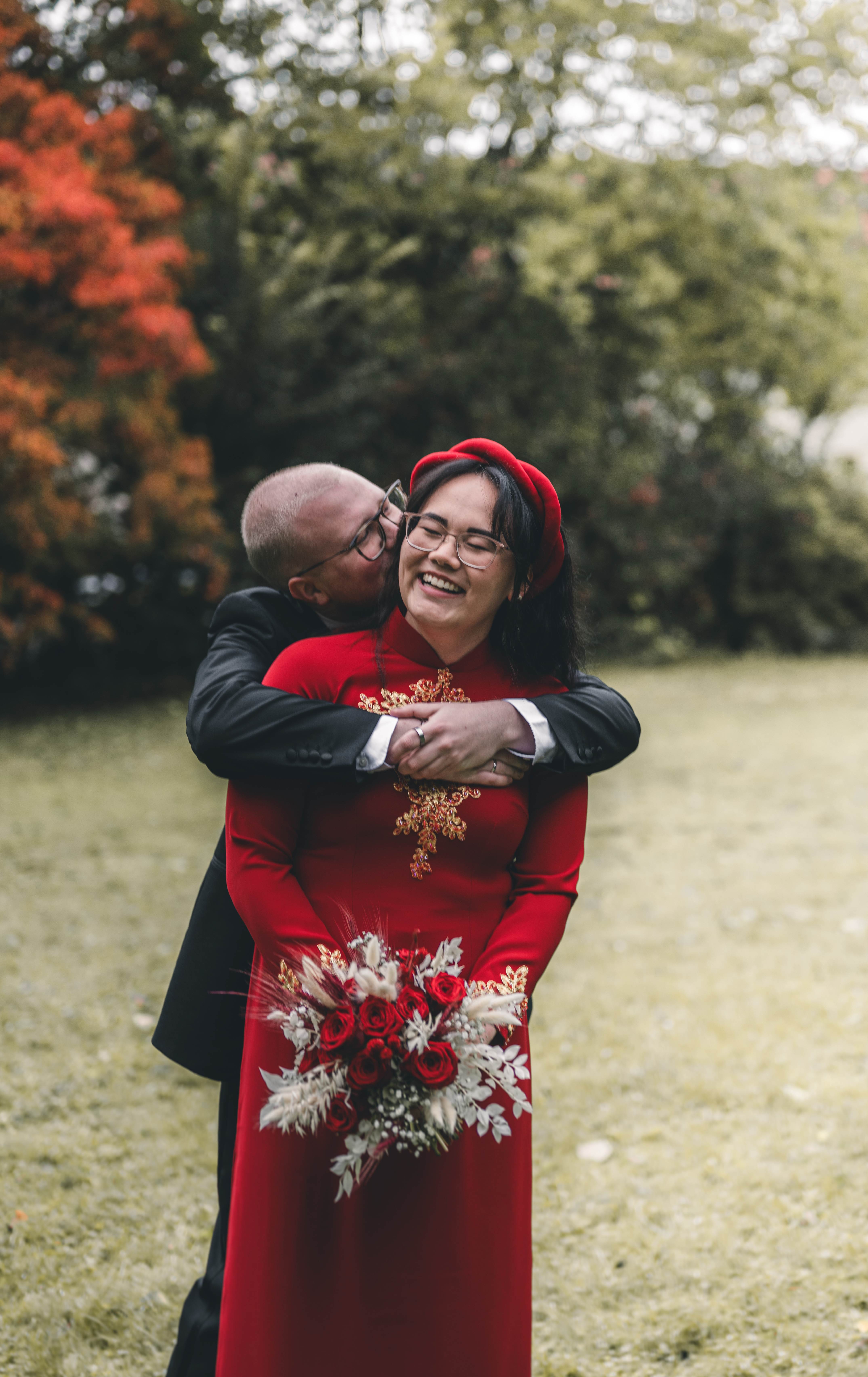 Lachendes Brautpaar während einer Ganztages-Hochzeitsreportage im Wasserschloss Klaffenbach bei Chemnitz – romantisches Brautpaarshooting