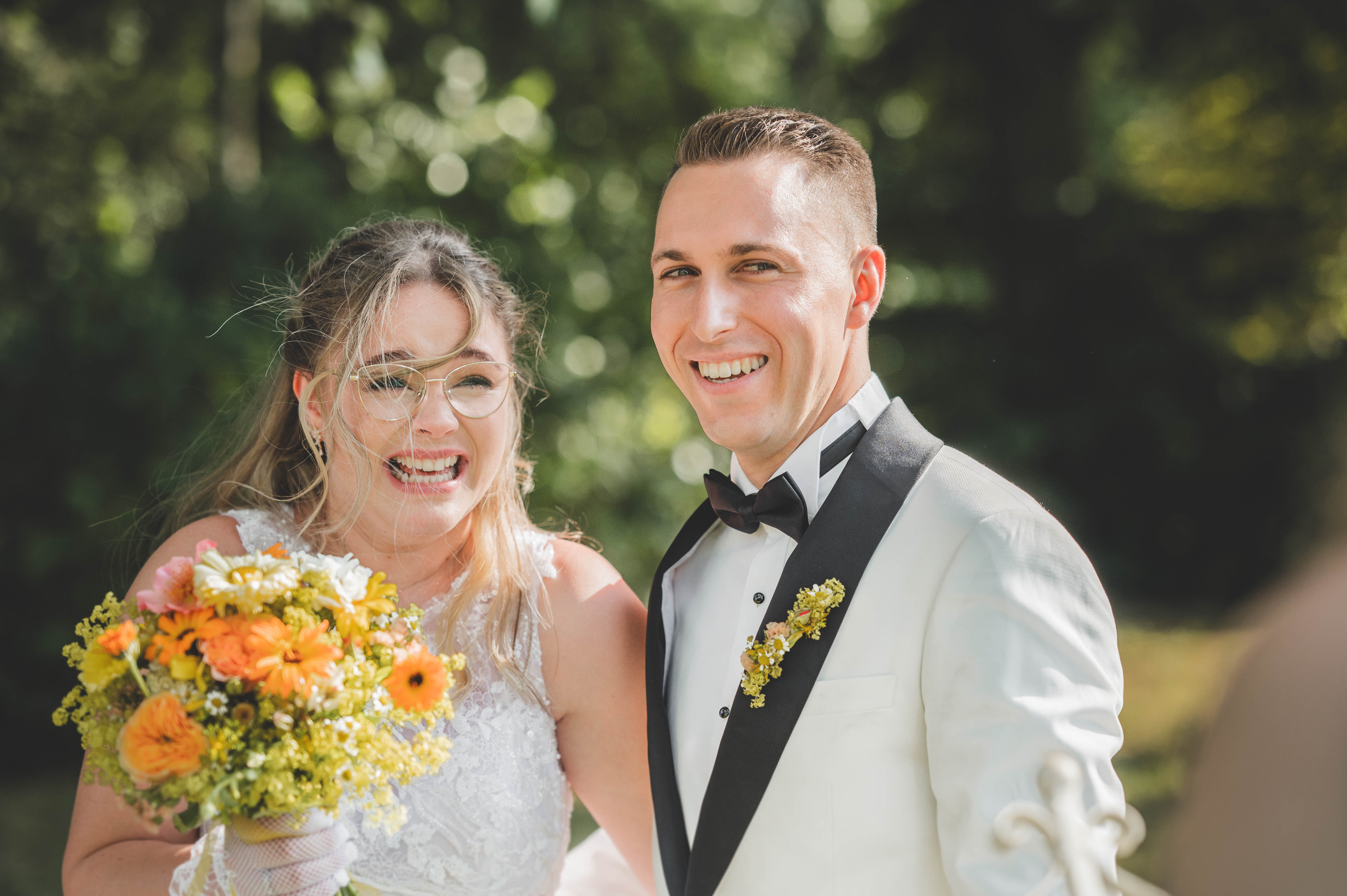 Hochzeitsreportage einer freien Trauung im Clara-Zetkin Park Leipzig mit emotionalem Brautpaar während der Trauung