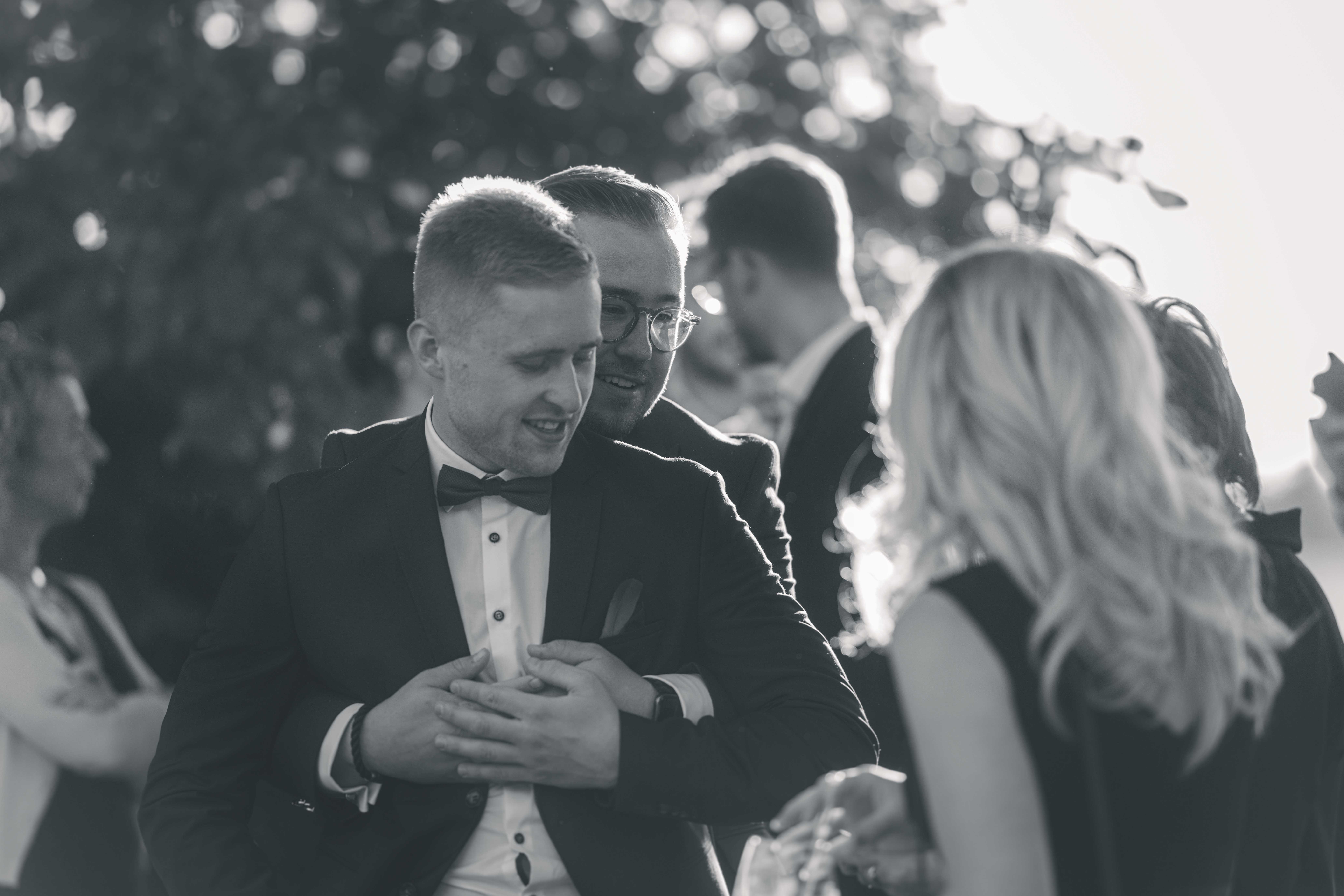 Bräutigam im Gespräch mit einem guten Freund während der Hochzeitsfeier in Leisnig – authentischer Moment einer Hochzeitsreportage in Sachsen