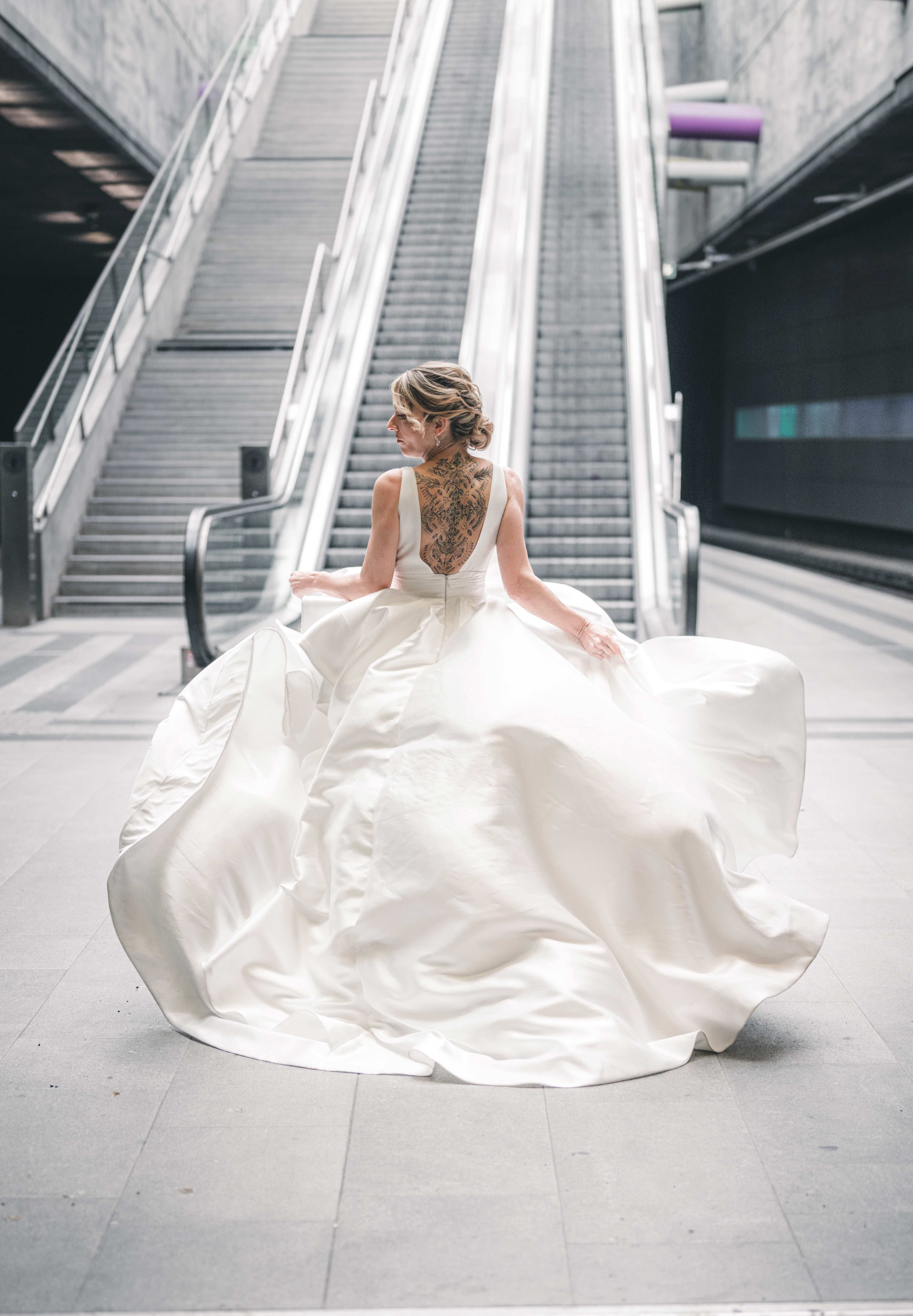 Brautpaarshooting im bayerischen Bahnhof nach einer urbanen Hochzeit in Leipzig mit coolem und modernen Flair