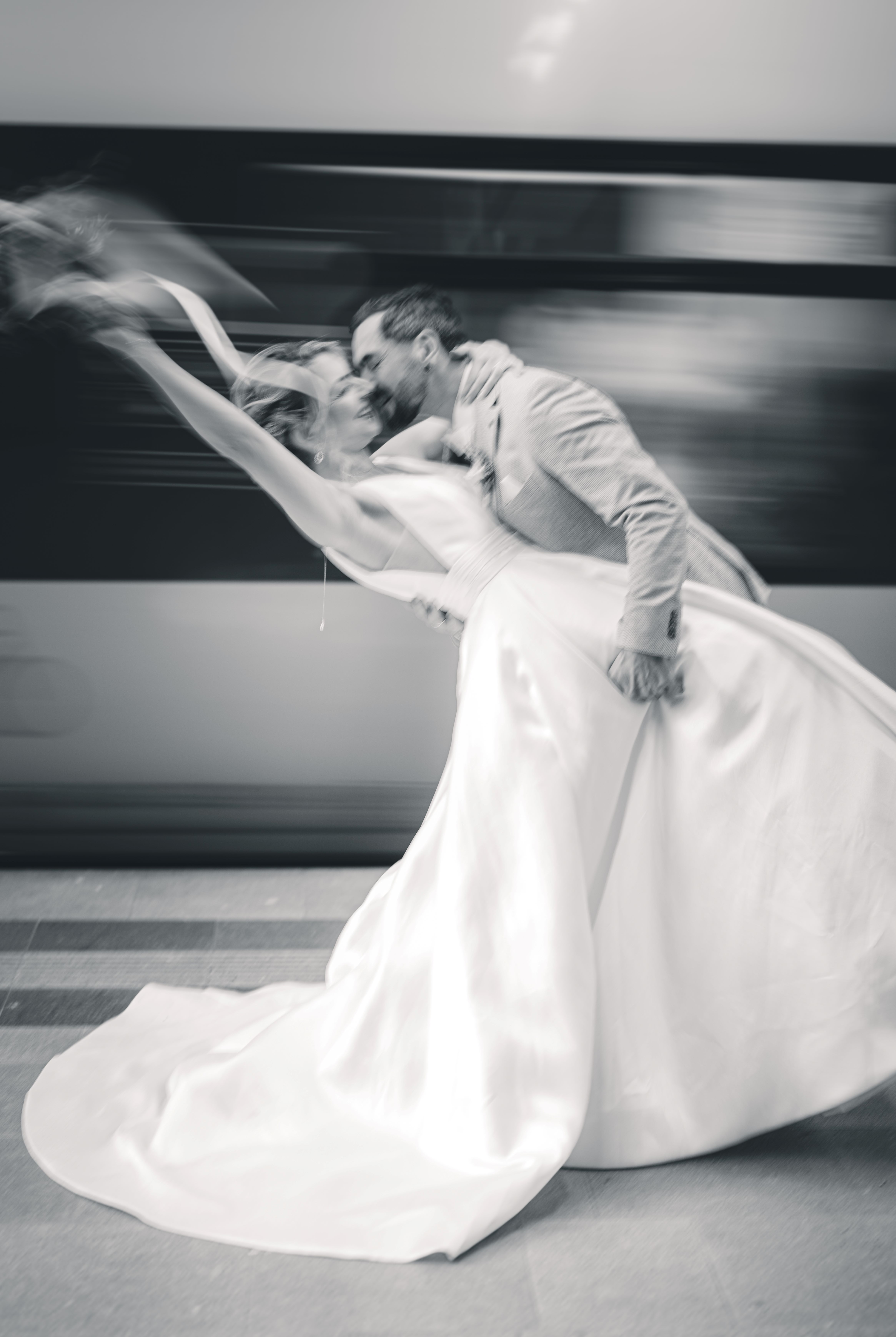 Brautpaarshooting im bayerischen Bahnhof nach einer urbanen Hochzeit in Leipzig mit coolem und modernen Flair