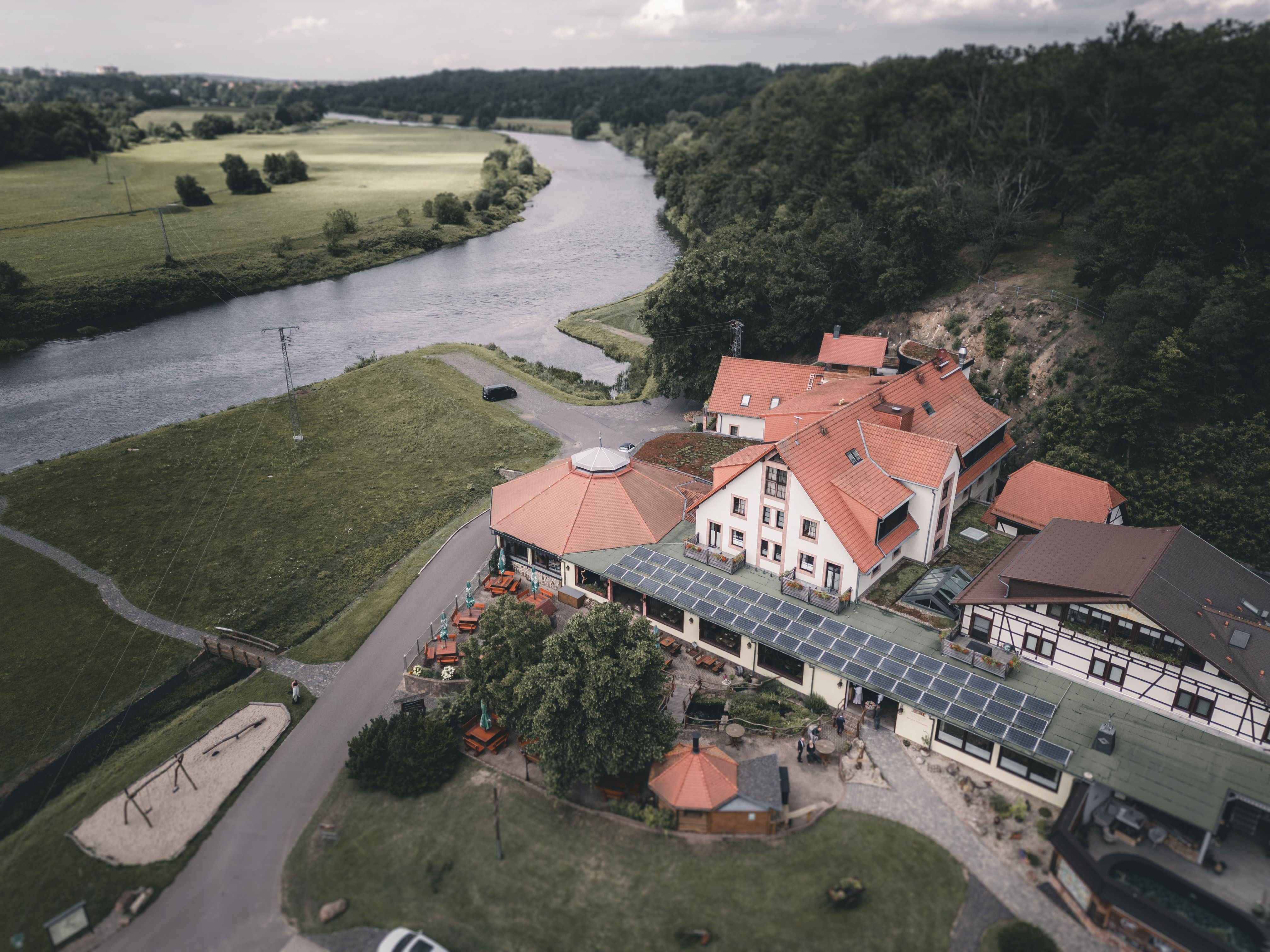 Schiffsmühle Grimma aus der Luft mit Blick auf die Mulde Hochzeitslocation