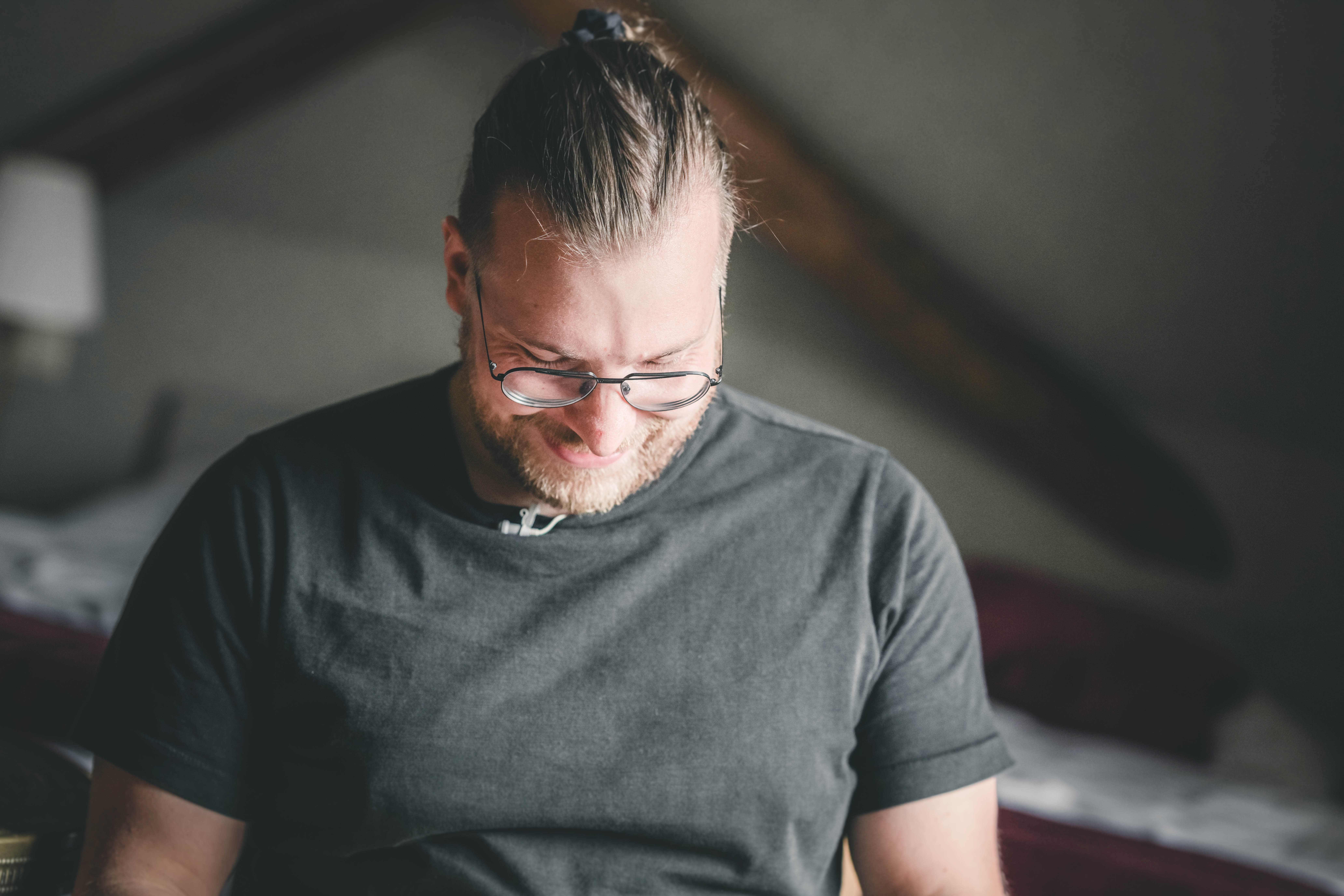 Emotionale Nahaufnahme des lächelnden Bräutigams mit Brille und Ansteckmikrofon beim Lesen der persönlichen Hochzeitsworte im Magdalenengut Erfurt.