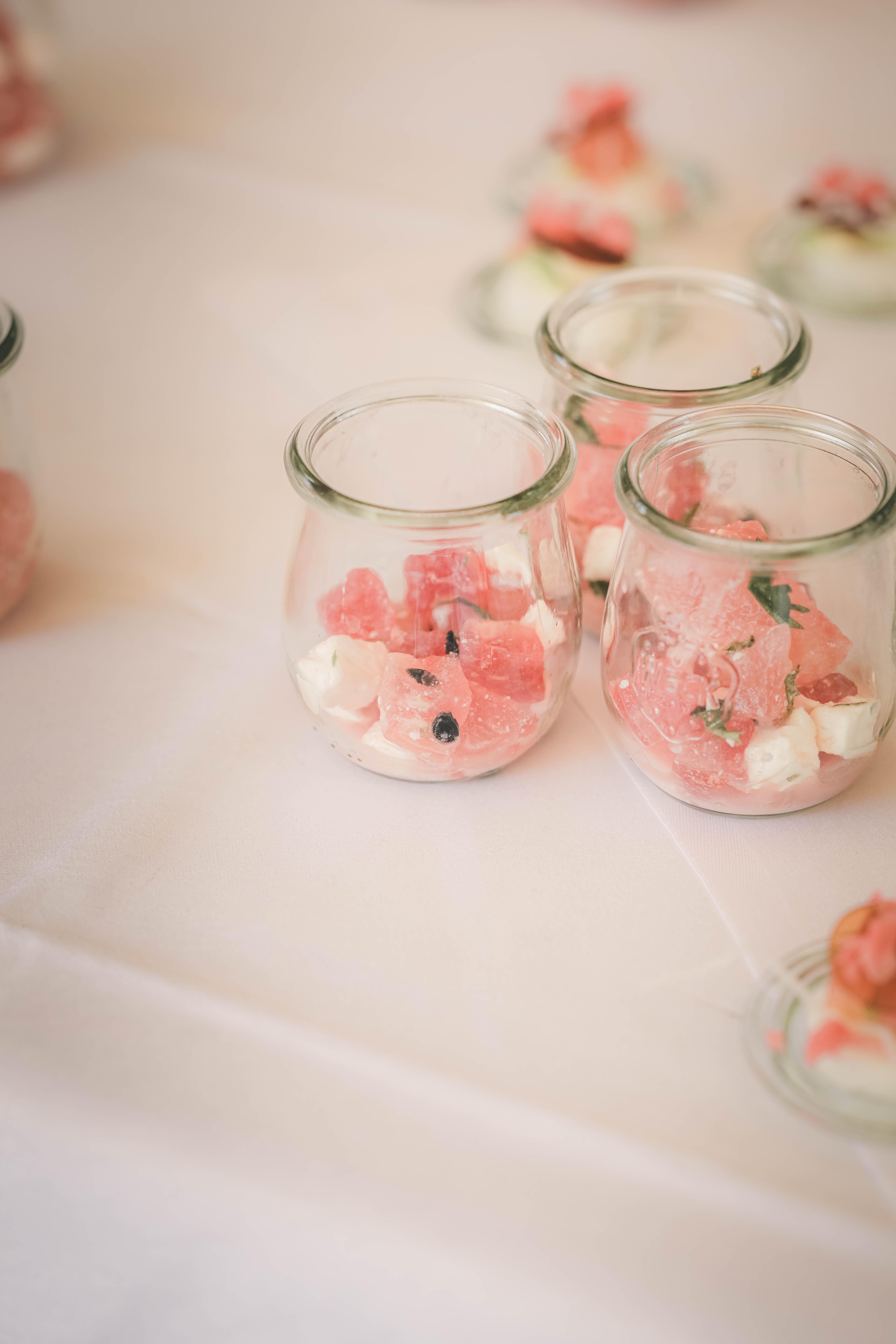 Kleine Gläschen mit Wassermelone und Schafskäse auf dem Buffettisch der Hochzeitsfeier im Magdalenengut Erfurt.