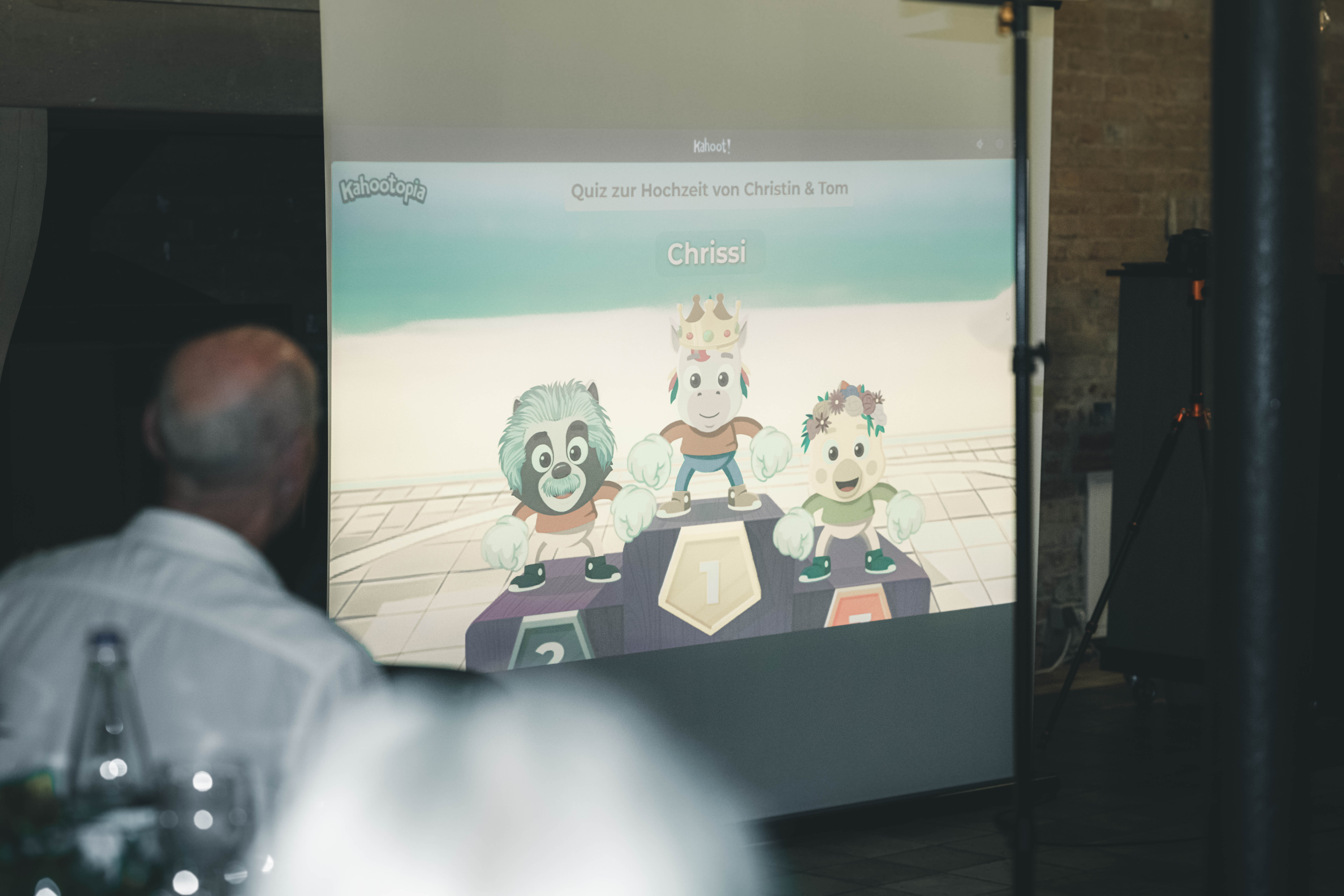 Großleinwand im Festsaal des Magdalenenguts Erfurt mit dem Hochzeitsquiz „Quiz zur Hochzeit von Christin & Tom“ und Siegertreppchen.