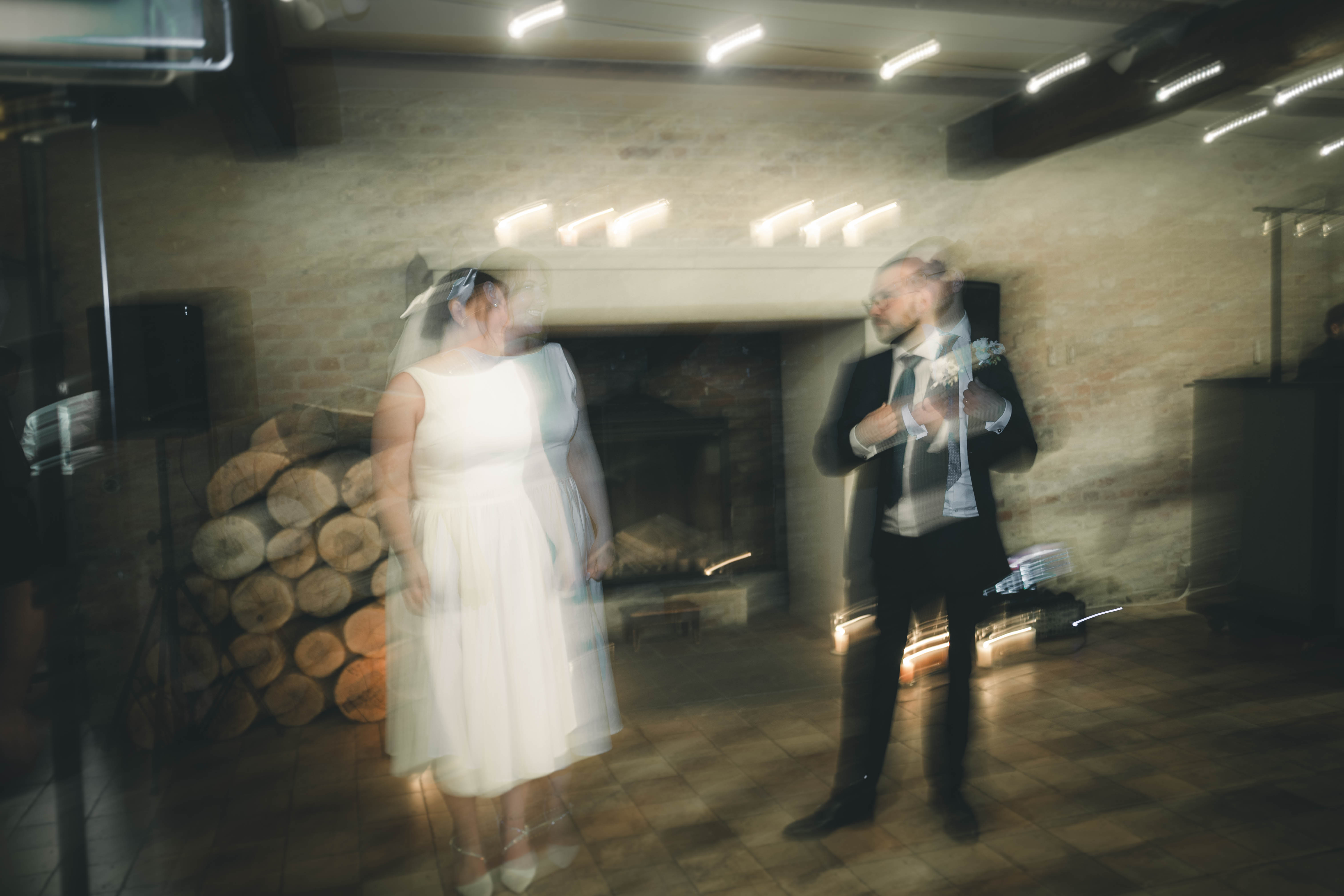 Kreatives Tanzflächen-Foto mit dynamischer Bewegungsunschärfe und Lichtspuren des tanzenden Brautpaars im Festsaal des Magdalenenguts Erfurt.